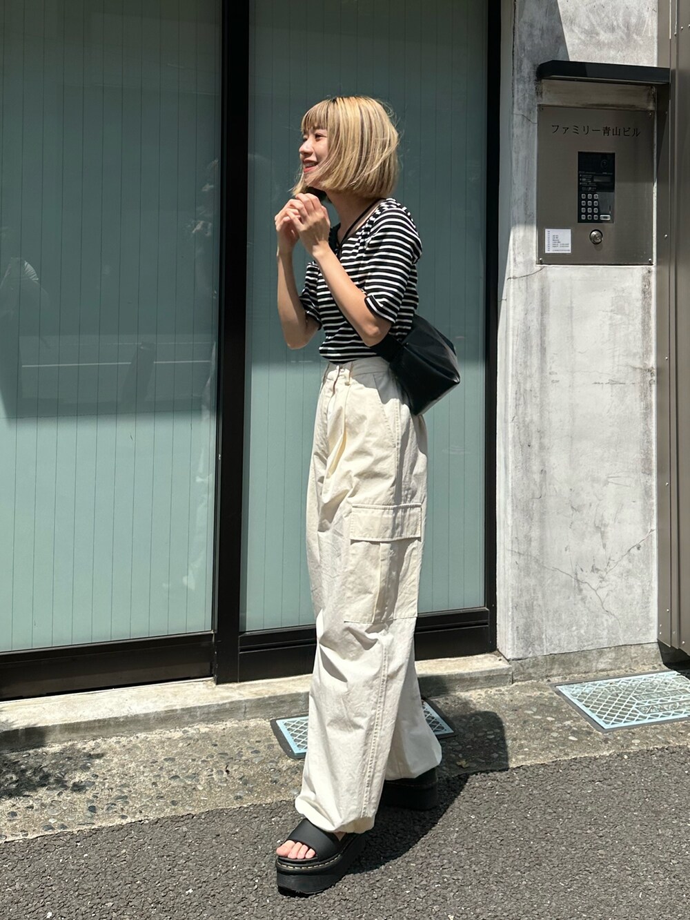 ホワイト系のTシャツ/カットソー、ホワイト系のカーゴパンツを着用したレディースの夏コーディネートの2枚目の写真