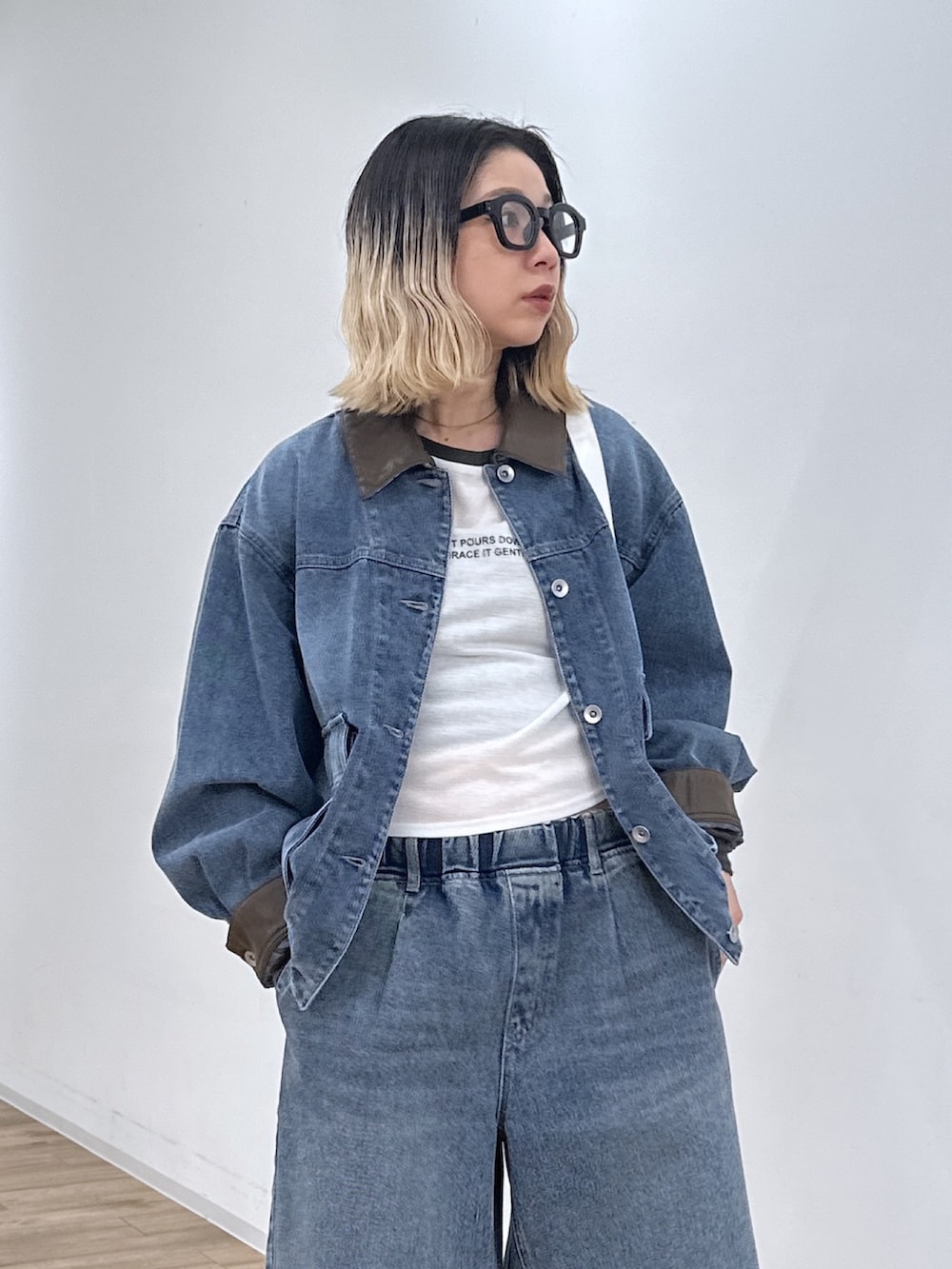 ホワイト系のTシャツ/カットソー、ブルー系のデニムジャケット、ブルー系のその他パンツを着用したレディースの冬コーディネートの4枚目の写真