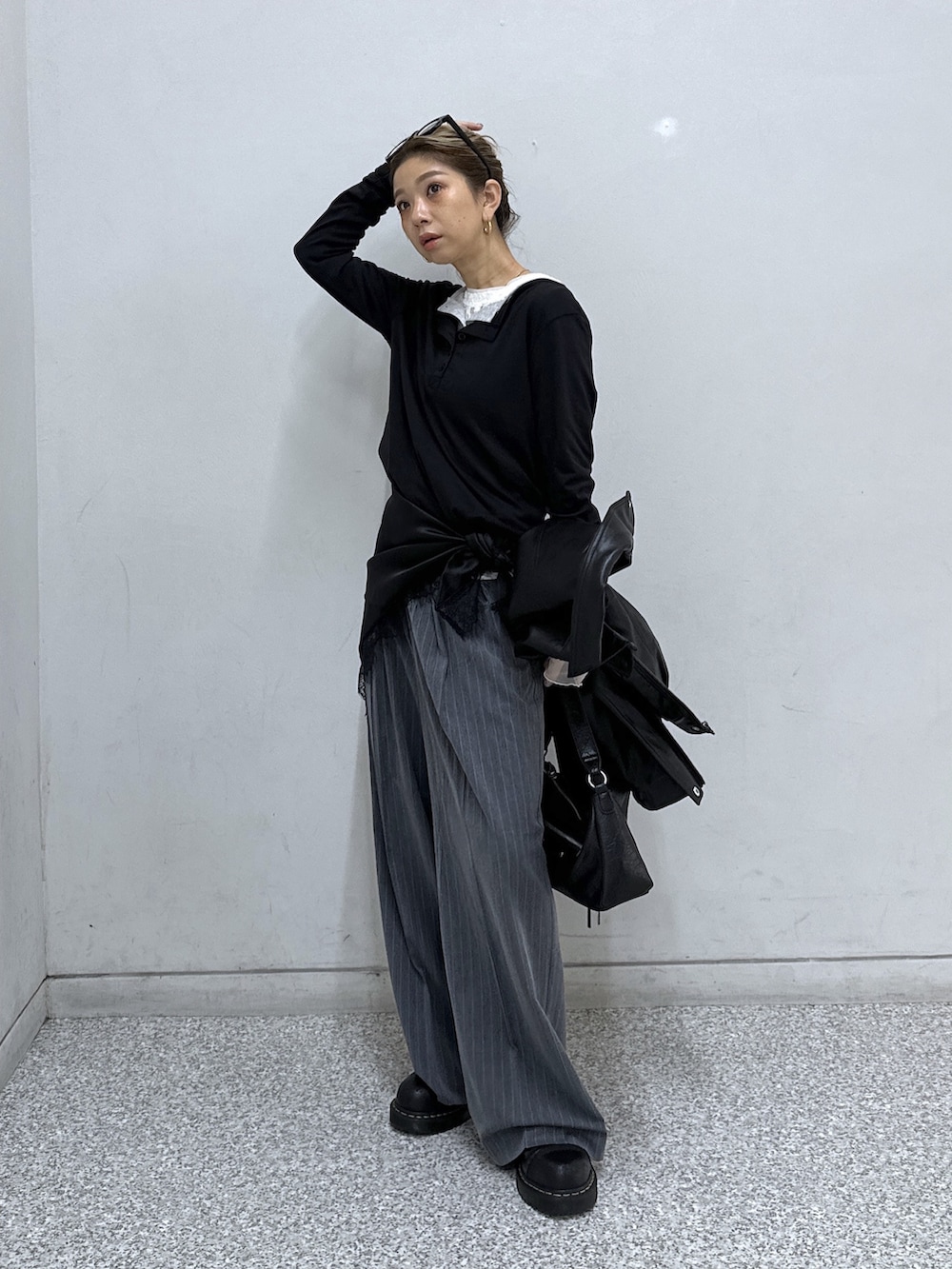 ブラック系のTシャツ/カットソー、ホワイト系のTシャツ/カットソー、ブラック系のブルゾンを着用したレディースの秋コーディネートの2枚目の写真