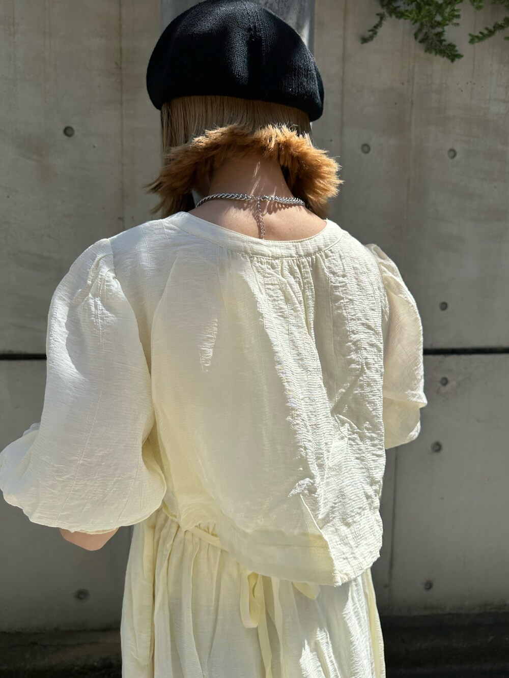 ホワイト系のワンピース、ブラック系のショルダーバッグ、ブラック系のサンダルを着用したレディースの春コーディネートの5枚目の写真