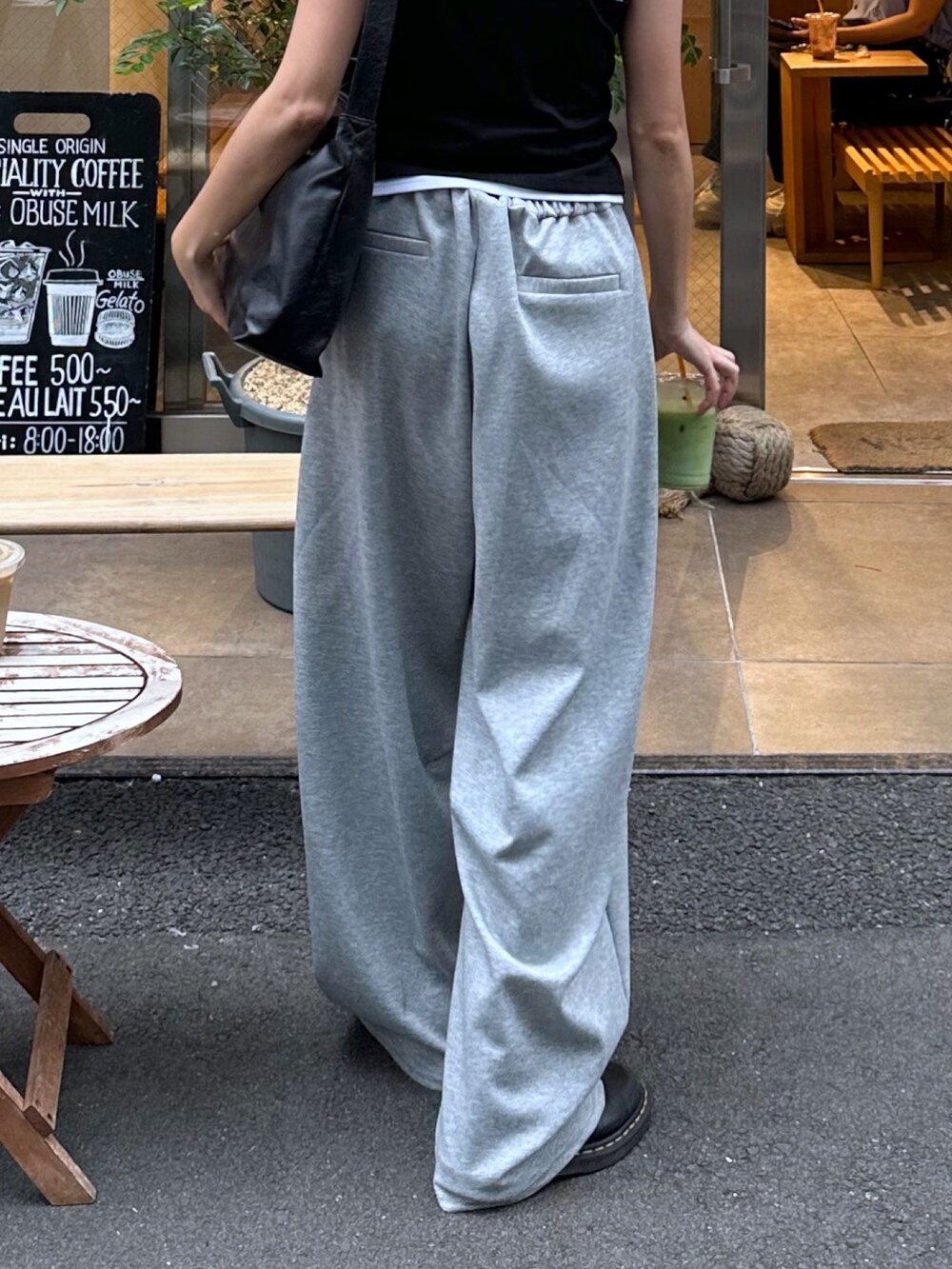 ブラック系のTシャツ/カットソー、ホワイト系のTシャツ/カットソー、ホワイト系のその他パンツを着用したレディースの夏コーディネートの6枚目の写真