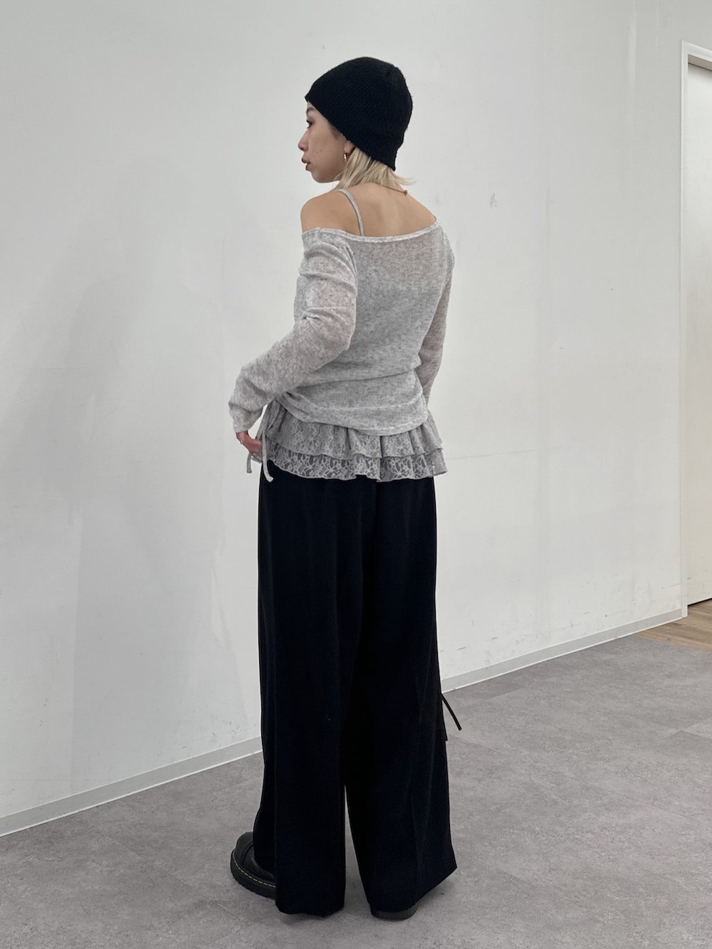 グレー系のTシャツ/カットソー、ブラック系のスラックスを着用したレディースの冬コーディネートの9枚目の写真