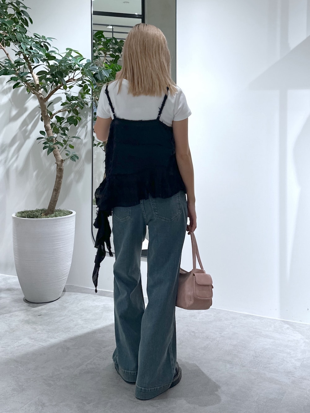 ブラック系のシャツ/ブラウス、ホワイト系のTシャツ/カットソー、ブルー系のデニムパンツを着用したレディースの夏コーディネートの3枚目の写真