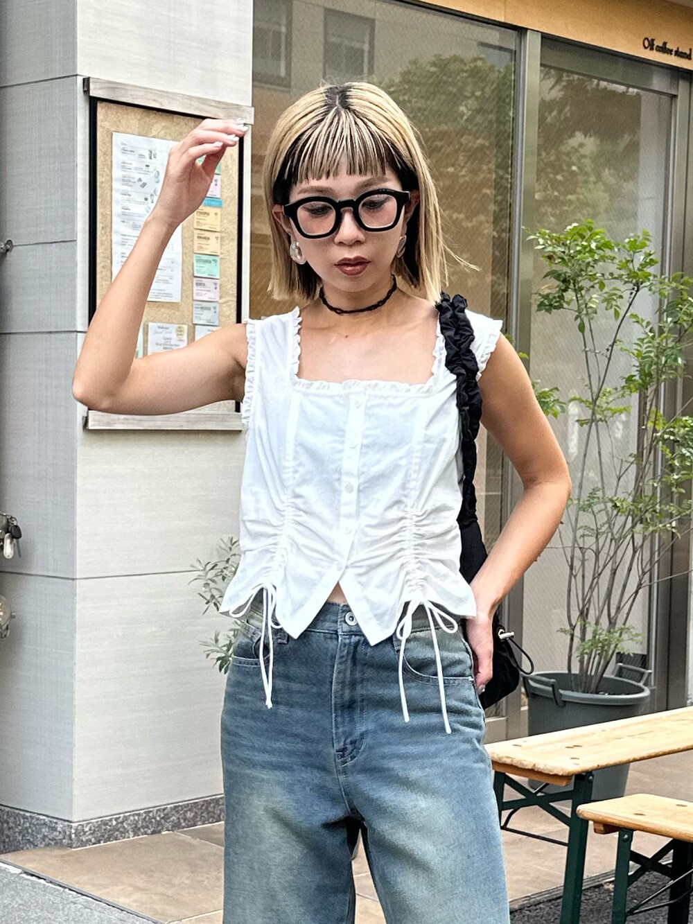 ホワイト系のシャツ/ブラウス、ブルー系のデニムパンツ、ブラック系のハンドバッグを着用したレディースの夏コーディネートの5枚目の写真