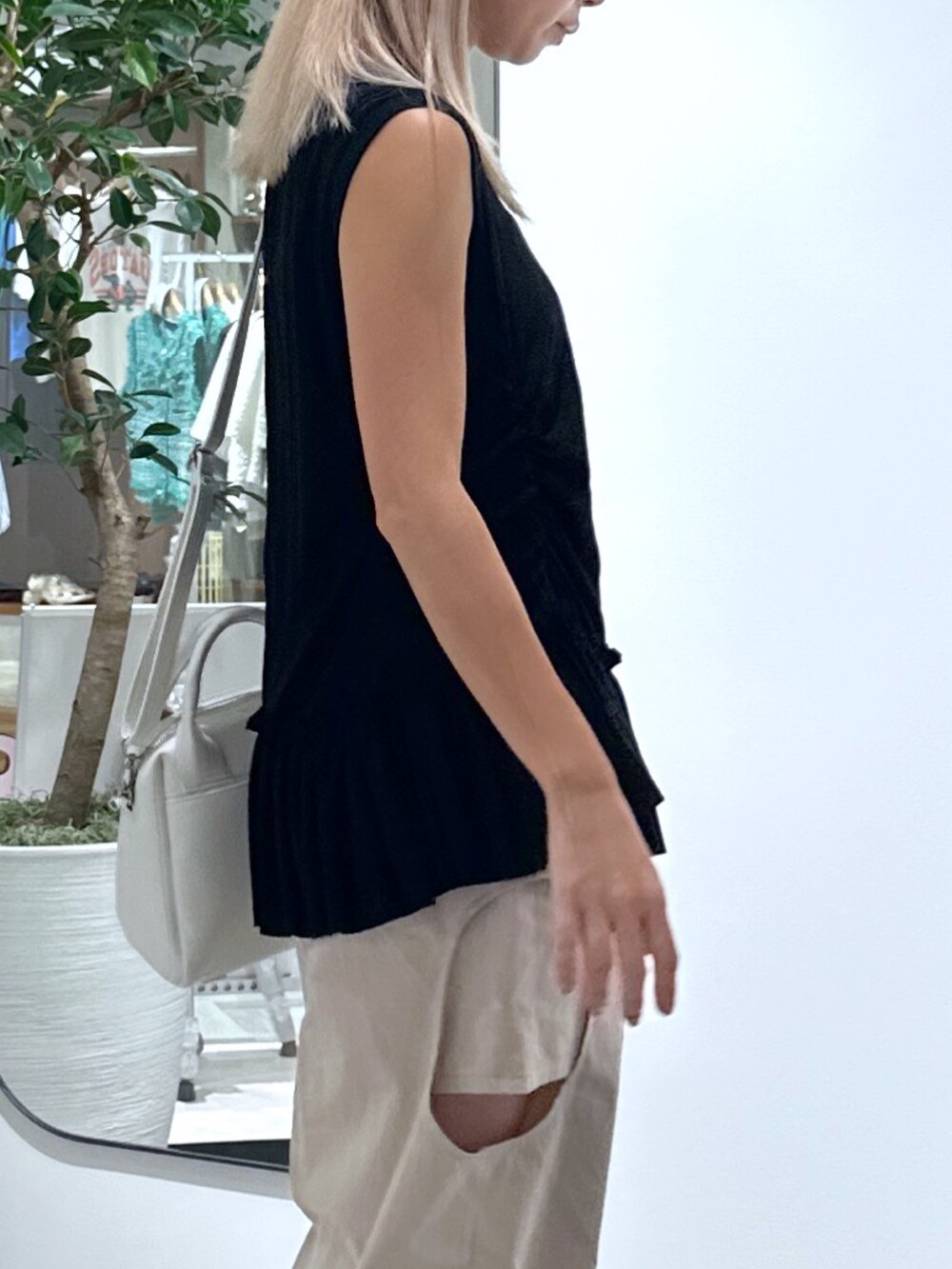 ベージュ系のその他パンツ、ホワイト系のトートバッグ、ブラック系のTシャツ/カットソーを着用したレディースの夏コーディネートの5枚目の写真