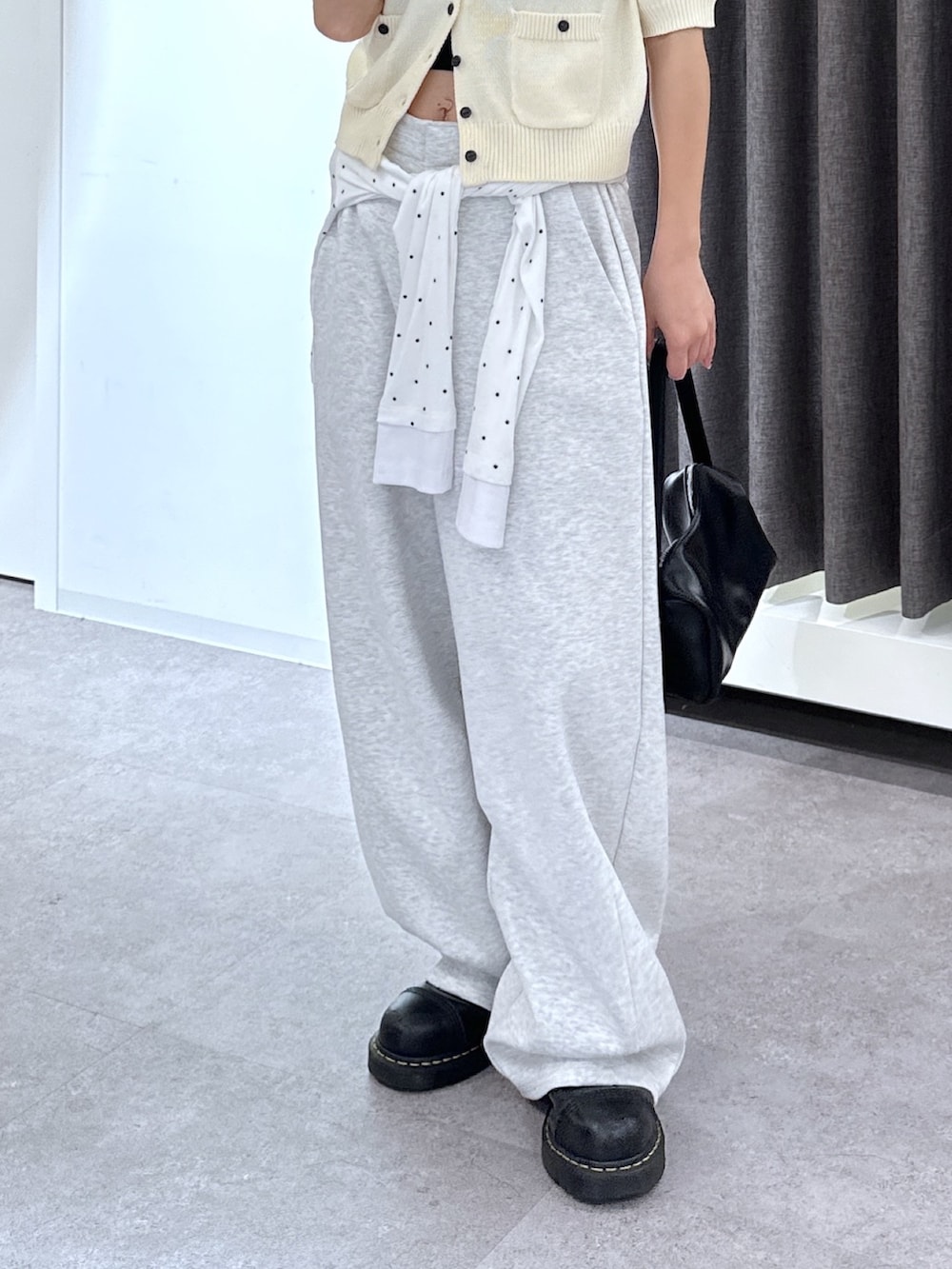 ホワイト系のニット/セーター、ホワイト系のその他パンツ、ホワイト系のTシャツ/カットソーを着用したレディースの春コーディネートの7枚目の写真