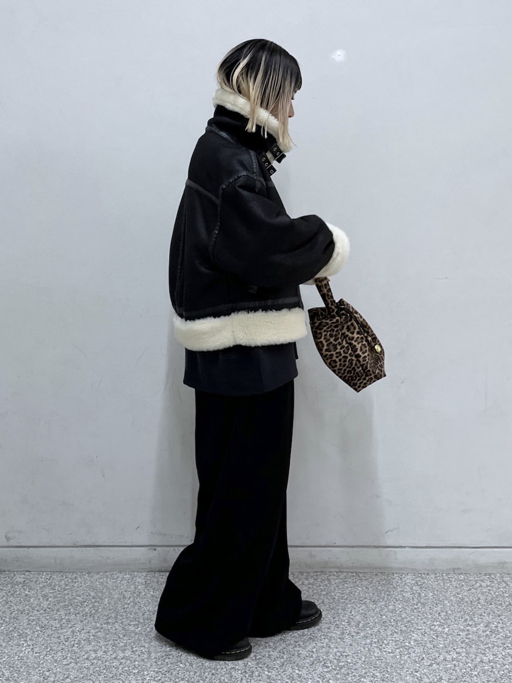 ブラック系のブルゾン、ブラック系のスウェット、ブラック系のその他パンツを着用したレディースの秋コーディネートの2枚目の写真