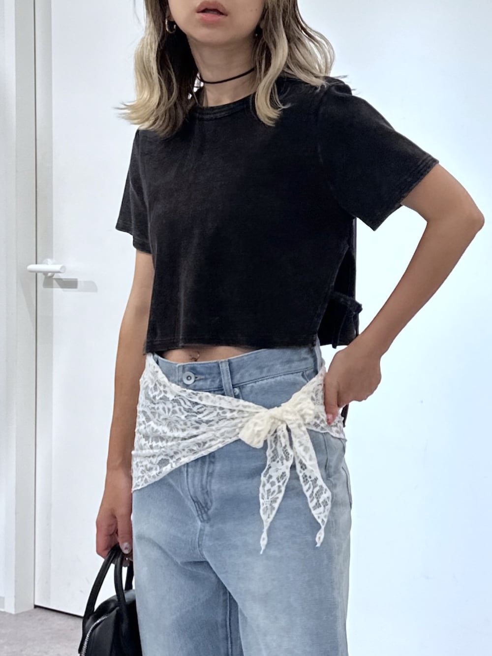 ブラック系のTシャツ/カットソー、ブルー系のデニムパンツ、ブラック系のハンドバッグを着用したレディースの夏コーディネートの4枚目の写真