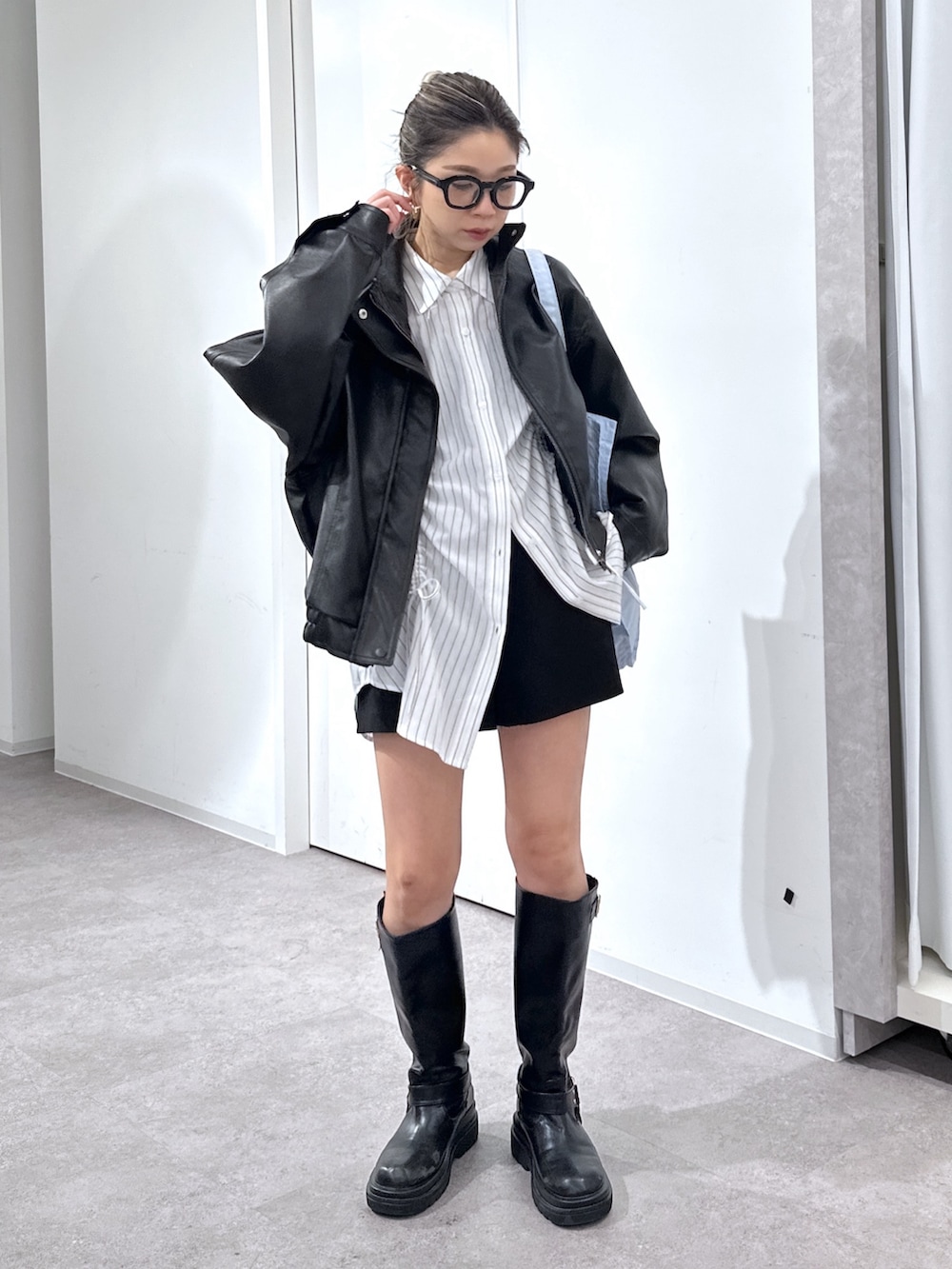 ホワイト系のシャツ/ブラウス、ブラック系のその他パンツ、ブラック系のブルゾンを着用したレディースの春コーディネートの5枚目の写真