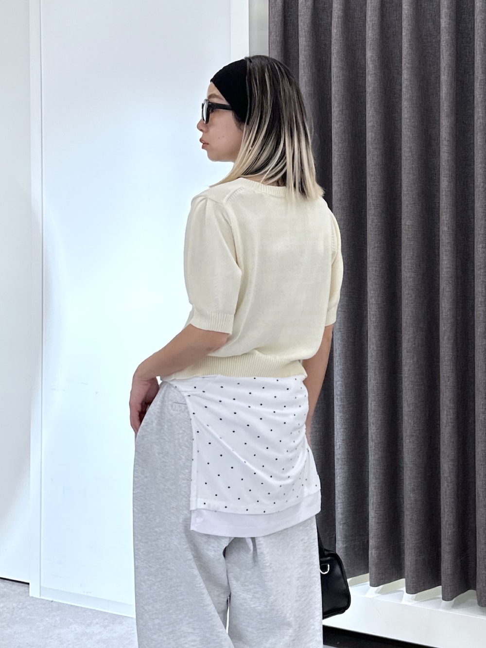 ホワイト系のニット/セーター、ホワイト系のその他パンツ、ホワイト系のTシャツ/カットソーを着用したレディースの春コーディネートの6枚目の写真