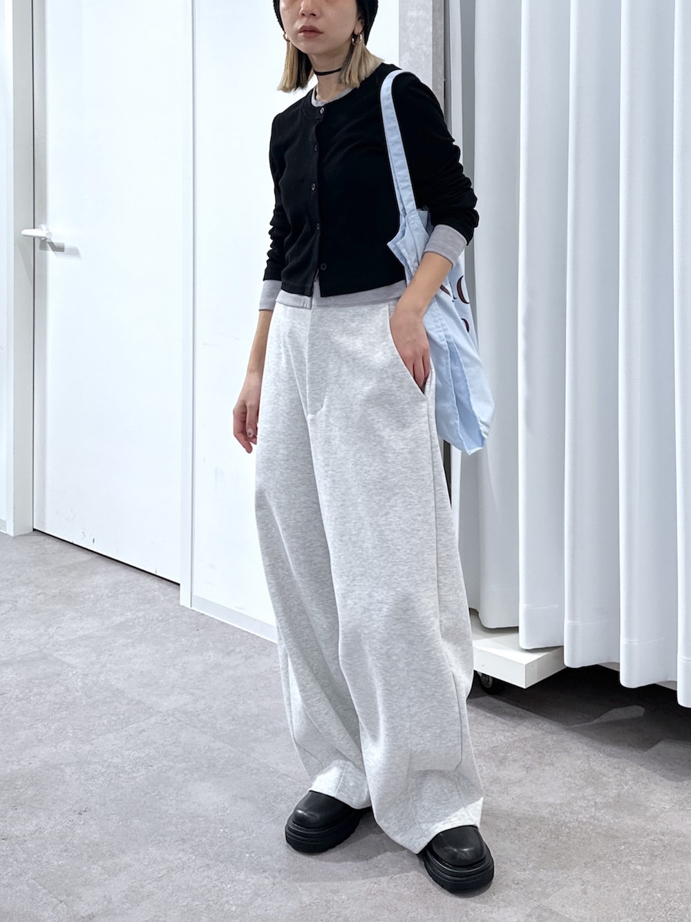 ブラック系のTシャツ/カットソー、ホワイト系のその他パンツ、ブルー系のトートバッグを着用したレディースの春コーディネートの10枚目の写真