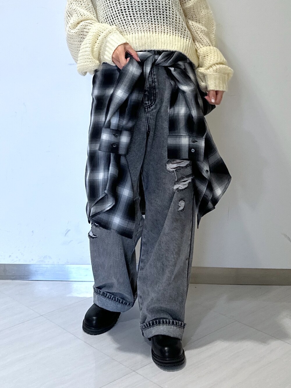 ホワイト系のニット/セーター、ブラック系のキャミソール、ブラック系のシャツ/ブラウスを着用したレディースの秋コーディネートの5枚目の写真