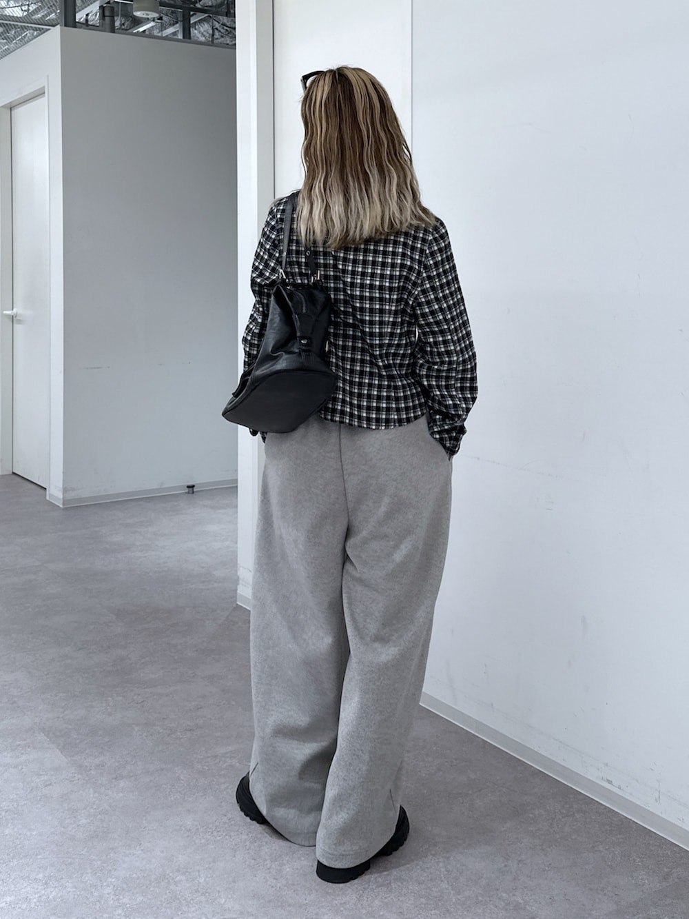 ブラック系のシャツ/ブラウス、グレー系のその他パンツ、ブラック系のショルダーバッグを着用したレディースの秋コーディネートの3枚目の写真