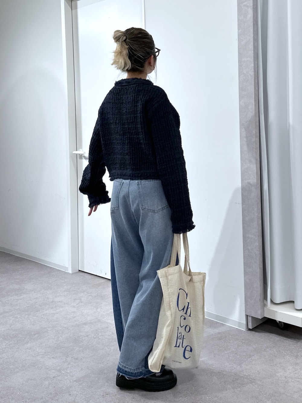 ブルー系のニット/セーター、ブルー系のその他パンツ、ホワイト系のトートバッグを着用したレディースの春コーディネートの4枚目の写真