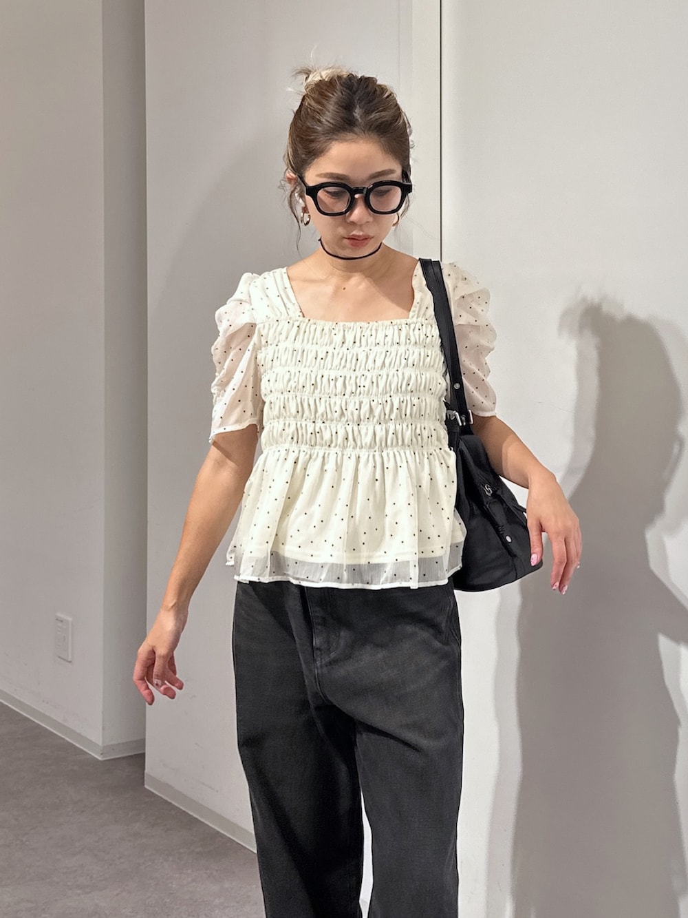 ホワイト系のシャツ/ブラウス、ブラック系のデニムパンツ、ブラック系のショルダーバッグを着用したレディースの夏コーディネートの4枚目の写真
