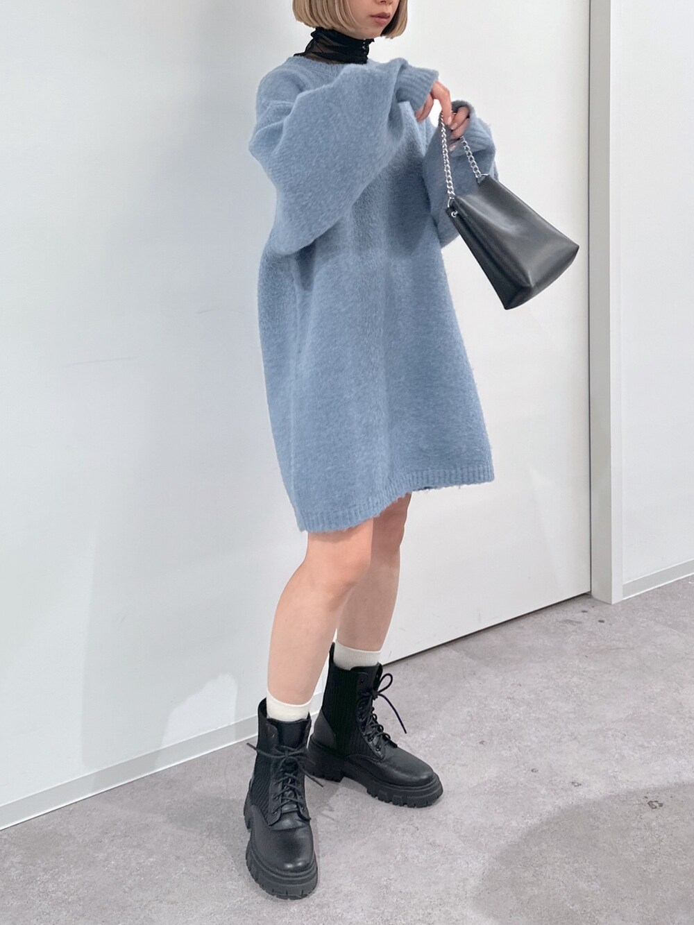 ブラック系のMA-1、ブルー系のワンピース、ブラック系のTシャツ/カットソーを着用したレディースの冬コーディネートの5枚目の写真