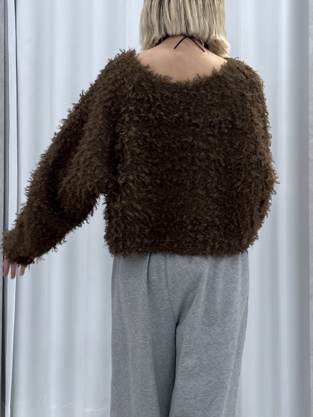 ブラウン系のTシャツ/カットソー、グレー系のその他パンツ、ブルー系のトートバッグを着用したレディースの冬コーディネートの5枚目の写真