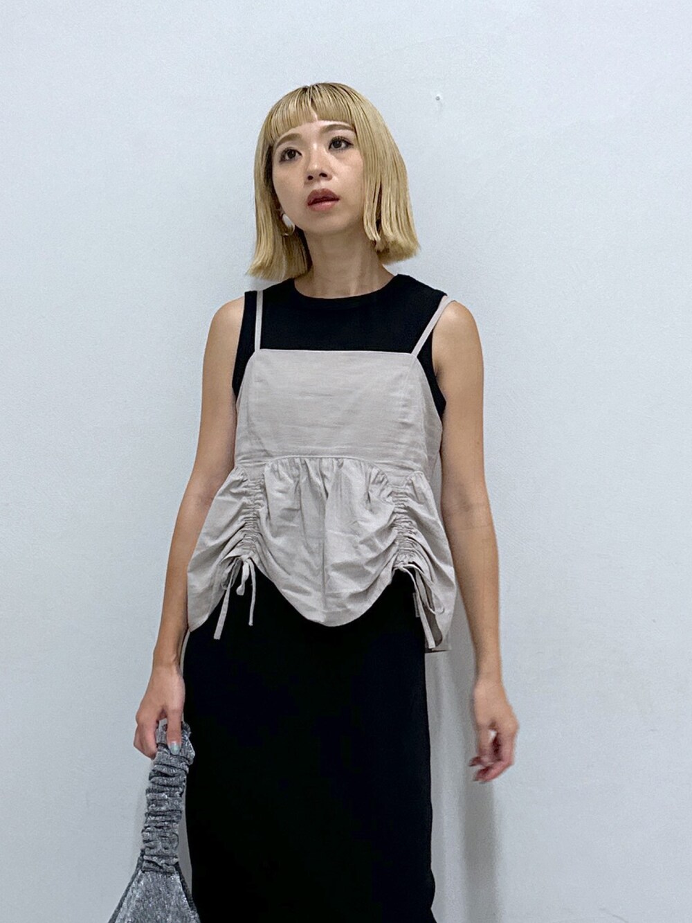 グレー系のシャツ/ブラウス、ブラック系のワンピース、シルバー系のハンドバッグを着用したレディースの夏コーディネートの4枚目の写真