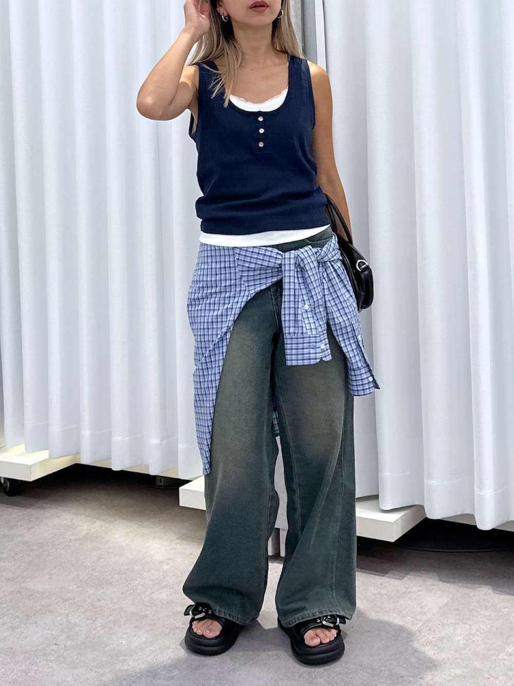 ブルー系のTシャツ/カットソー、ブルー系のシャツ/ブラウス、ブルー系のデニムパンツを着用したレディースの夏コーディネートの7枚目の写真