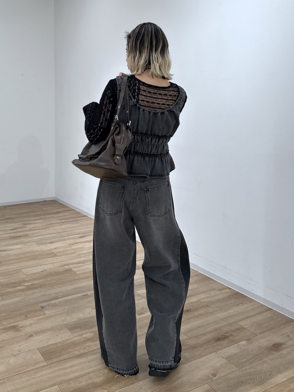 ブラック系のその他パンツ、ブラック系のシャツ/ブラウス、ブラック系のTシャツ/カットソーを着用したレディースの冬コーディネートの3枚目の写真