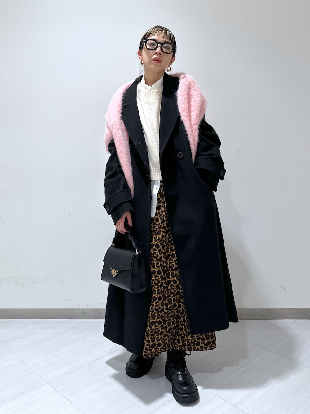 ホワイト系のニット/セーター、ホワイト系のシャツ/ブラウス、ブラウン系のスカートを着用したレディースの冬コーディネートの5枚目の写真