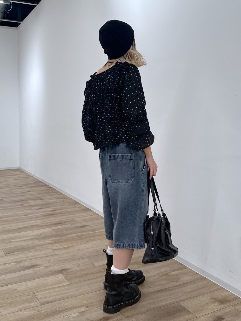 ブルー系のその他パンツ、ブラック系のシャツ/ブラウスを着用したレディースの冬コーディネートの9枚目の写真