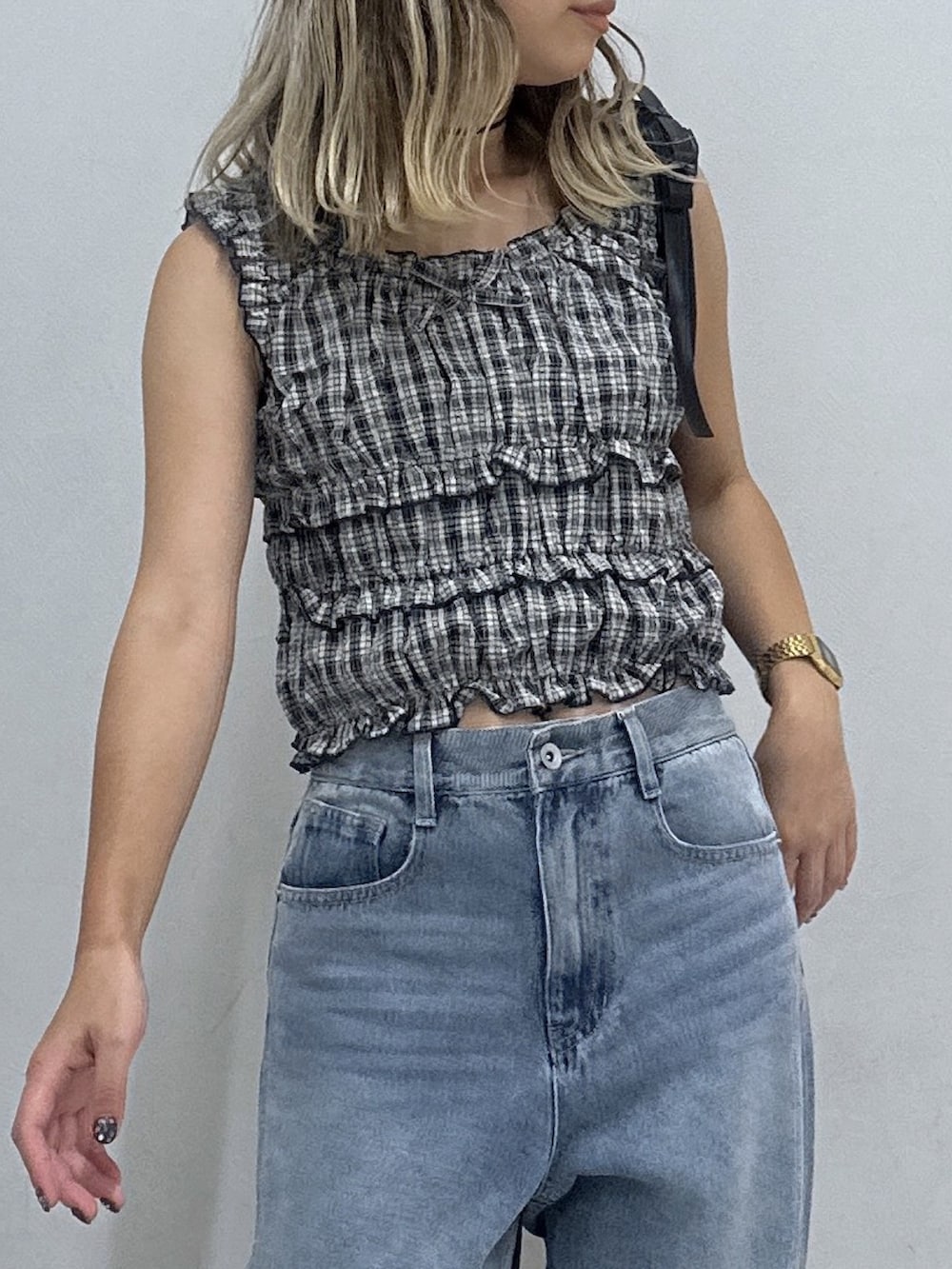 ブルー系のシャツ/ブラウス、ブルー系のデニムパンツ、ブラック系のショルダーバッグを着用したレディースの夏コーディネートの5枚目の写真
