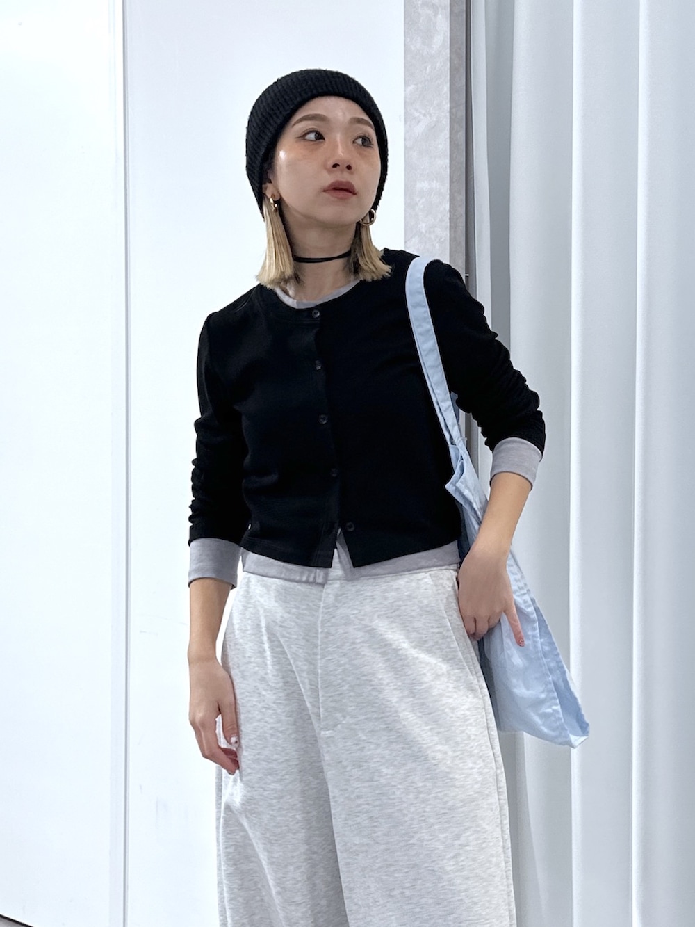 ブラック系のTシャツ/カットソー、ホワイト系のその他パンツ、ブルー系のトートバッグを着用したレディースの春コーディネートの4枚目の写真