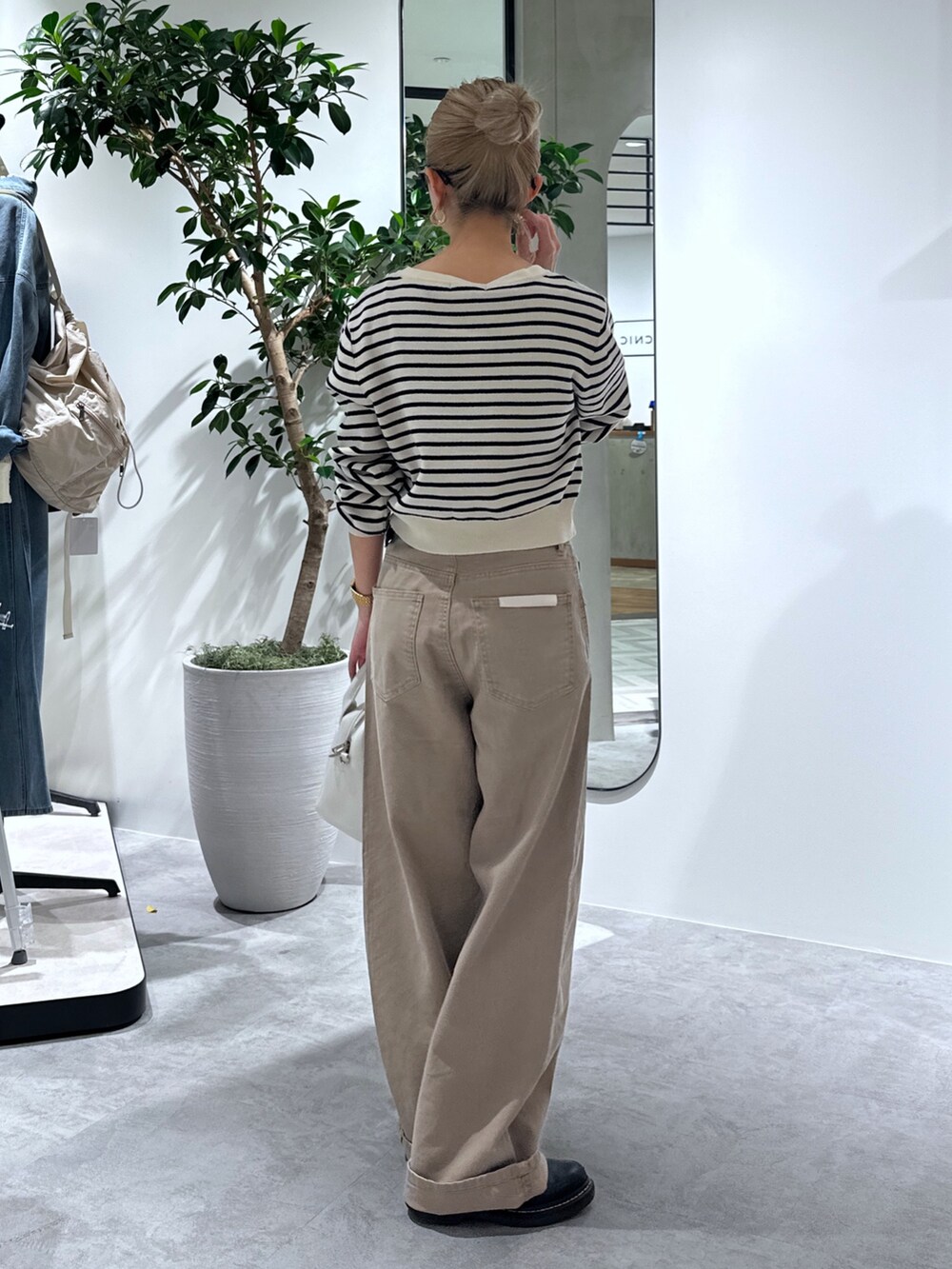 ホワイト系のカーディガン/ボレロ、ベージュ系のその他パンツ、ホワイト系のトートバッグを着用したレディースの春コーディネートの6枚目の写真