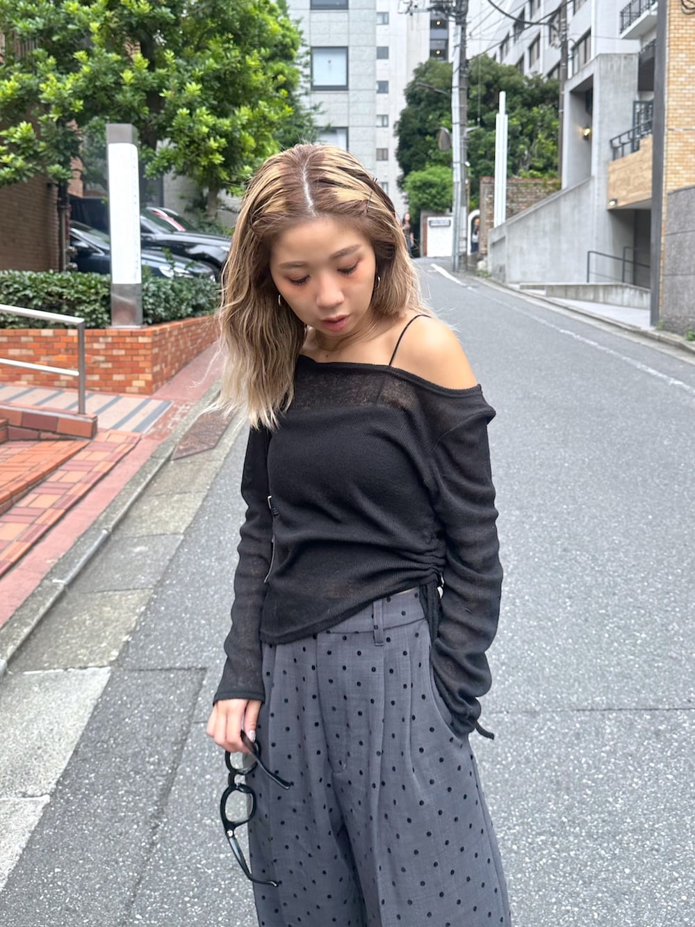 ブラック系のTシャツ/カットソー、ブラック系のキャミソール、グレー系のスラックスを着用したレディースの秋コーディネートの6枚目の写真