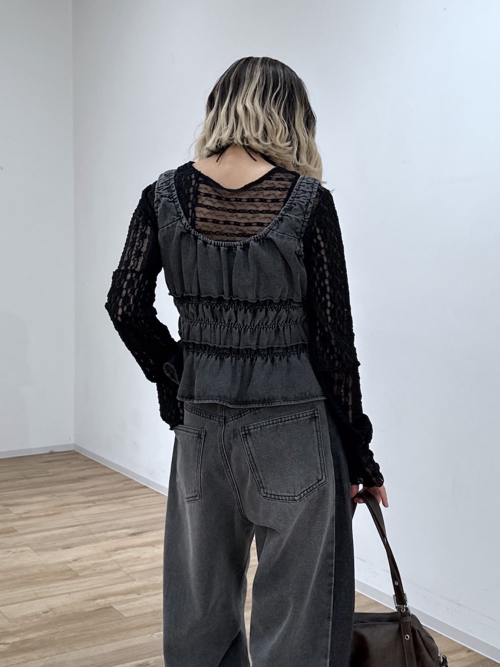 ブラック系のその他パンツ、ブラック系のシャツ/ブラウス、ブラック系のTシャツ/カットソーを着用したレディースの冬コーディネートの6枚目の写真