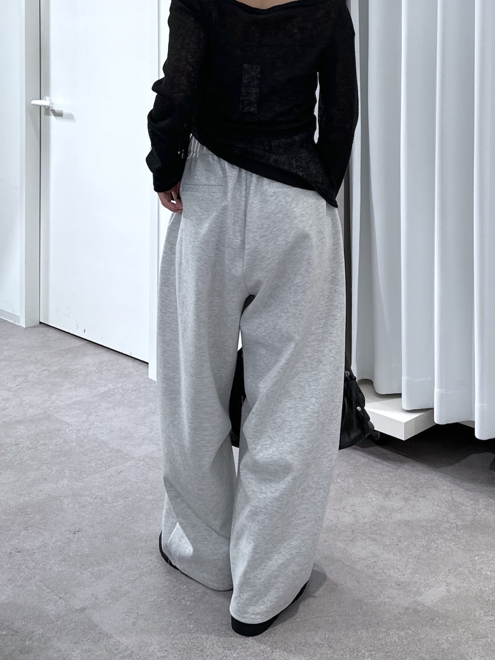 ブラック系のTシャツ/カットソー、ホワイト系のその他パンツ、ブルー系のトートバッグを着用したレディースの春コーディネートの8枚目の写真