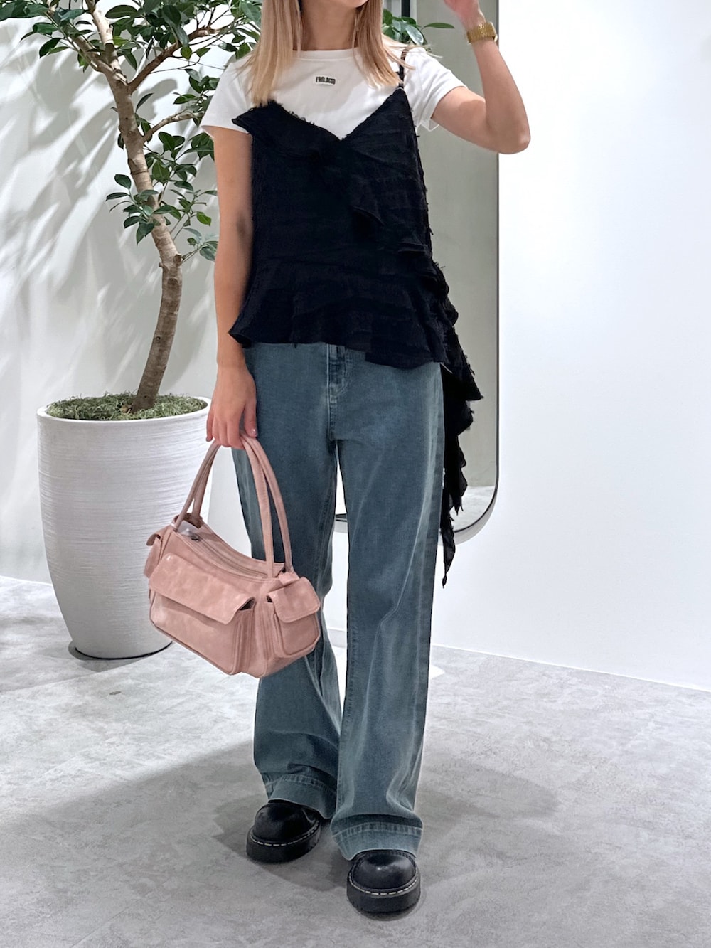 ブラック系のシャツ/ブラウス、ホワイト系のTシャツ/カットソー、ブルー系のデニムパンツを着用したレディースの夏コーディネートの9枚目の写真