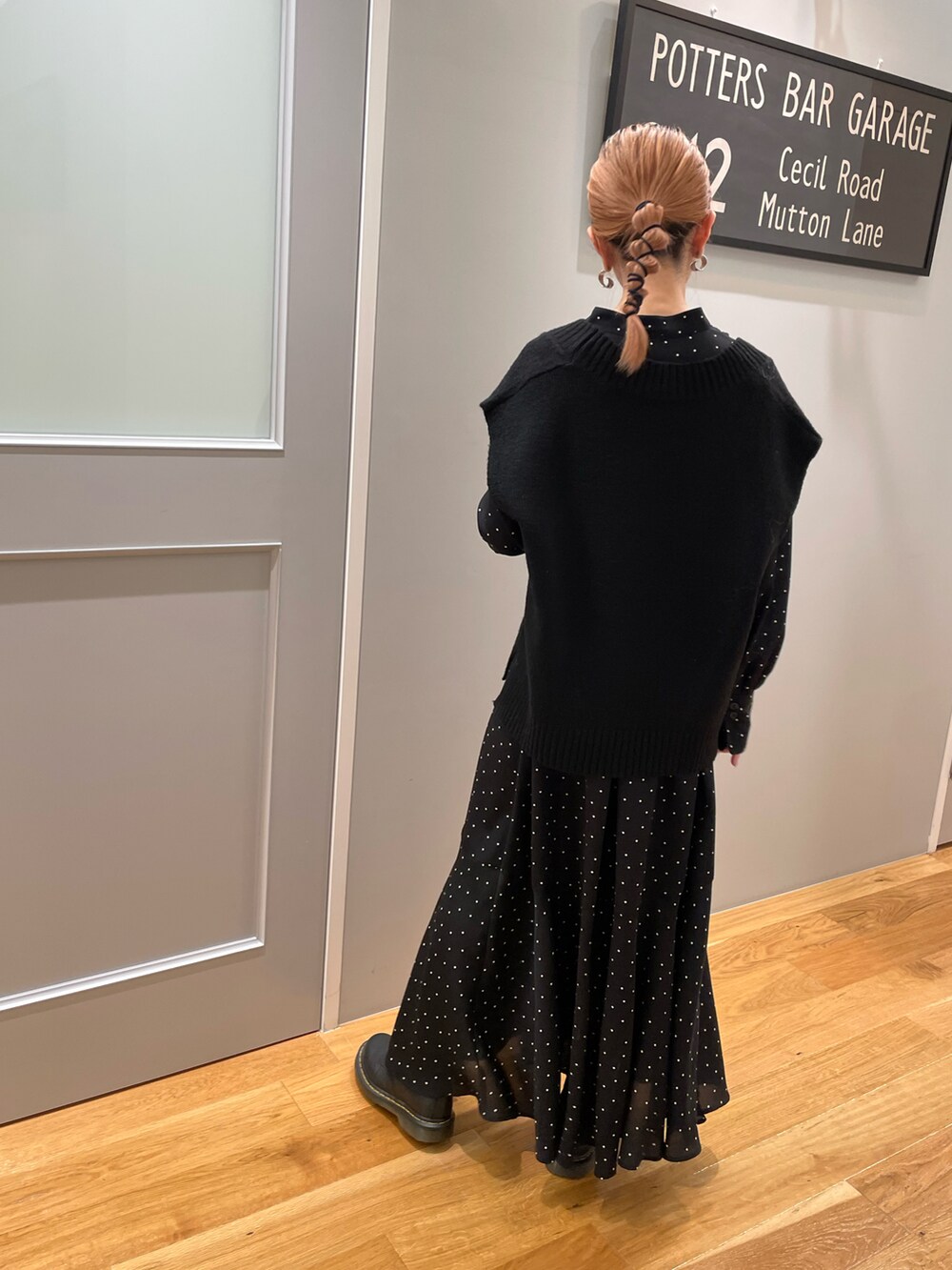 ブラック系のワンピース、ブラック系のニット/セーターを着用したレディースの秋コーディネートの3枚目の写真