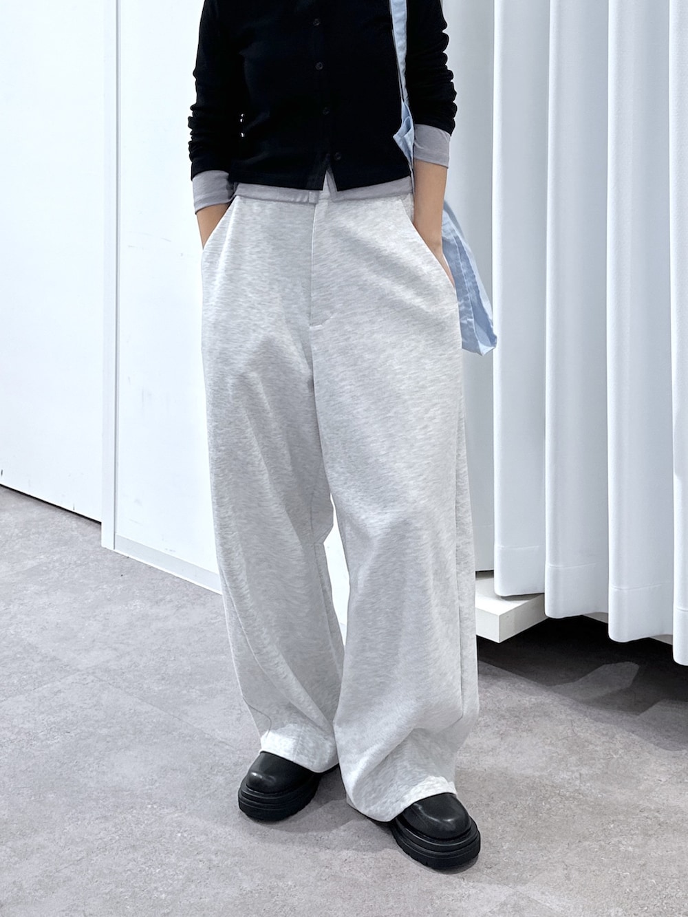 ブラック系のTシャツ/カットソー、ホワイト系のその他パンツ、ブルー系のトートバッグを着用したレディースの春コーディネートの6枚目の写真