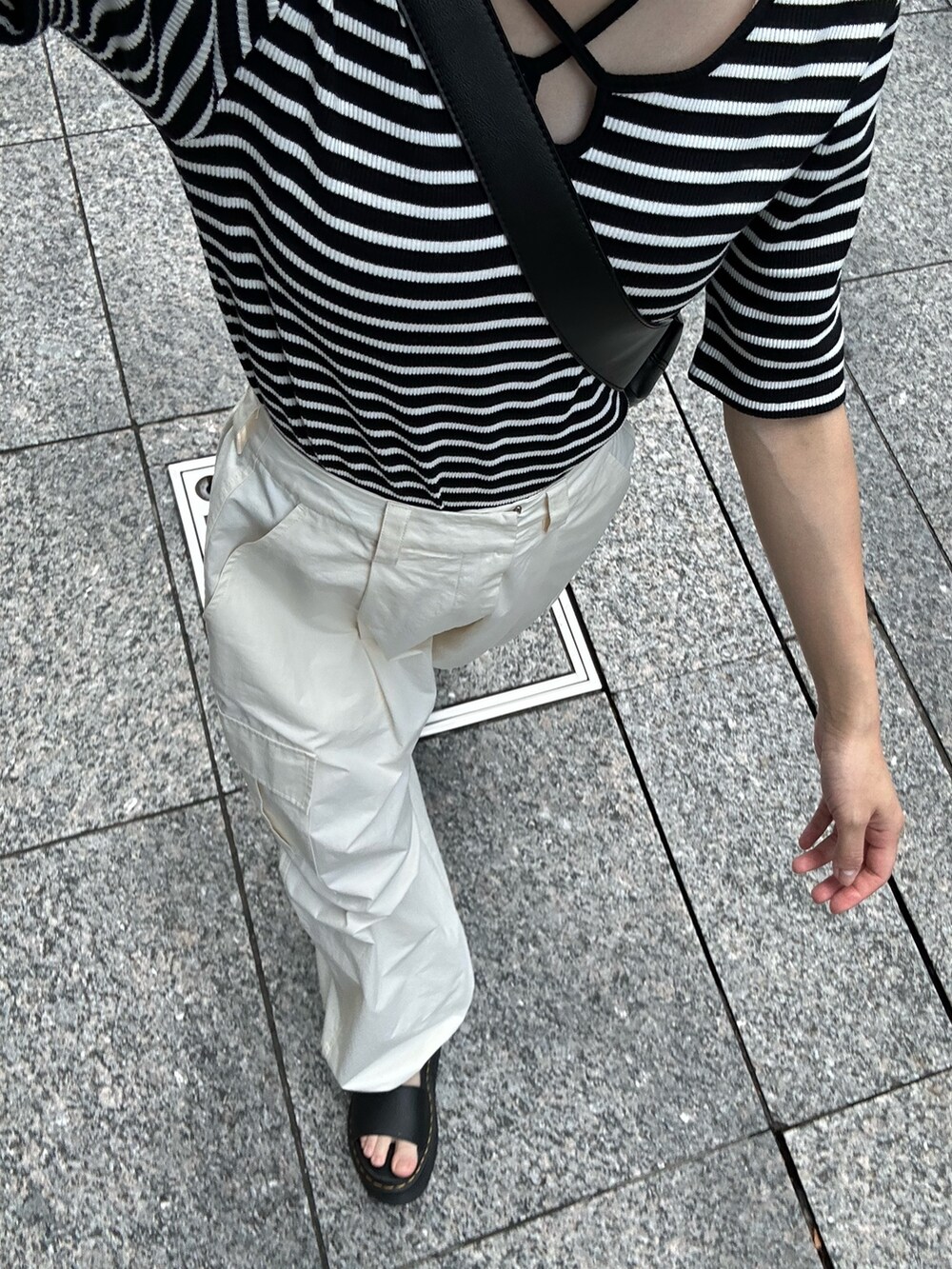 ホワイト系のTシャツ/カットソー、ホワイト系のカーゴパンツを着用したレディースの夏コーディネートの6枚目の写真