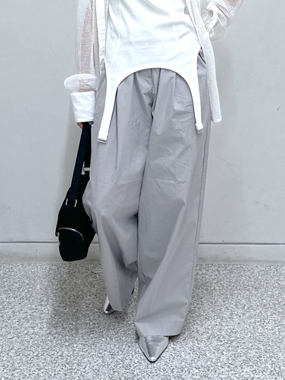 ホワイト系のシャツ/ブラウス、ホワイト系のタンクトップ、グレー系のその他パンツを着用したレディースの夏コーディネートの6枚目の写真