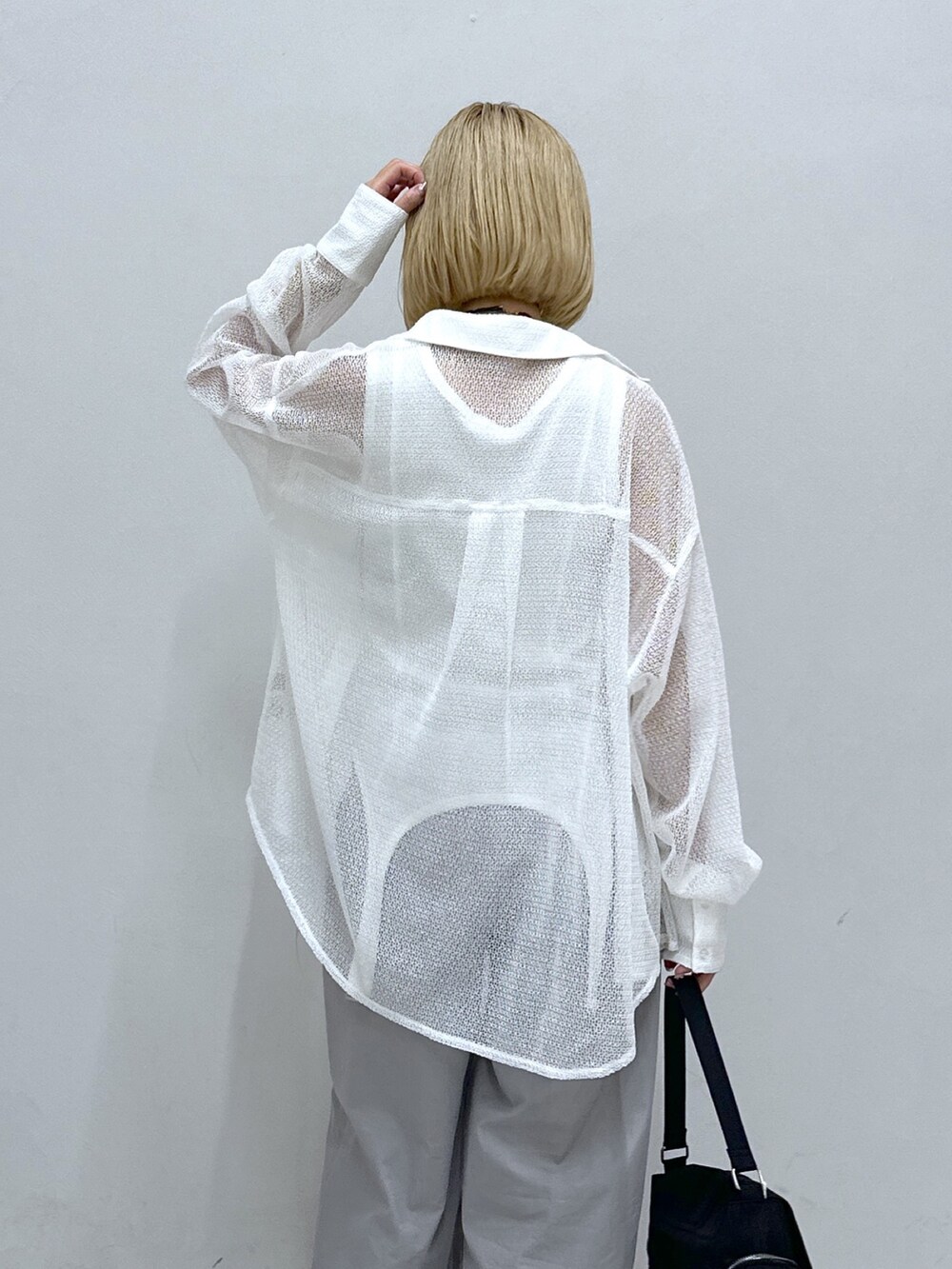 ホワイト系のシャツ/ブラウス、ホワイト系のタンクトップ、グレー系のその他パンツを着用したレディースの夏コーディネートの5枚目の写真