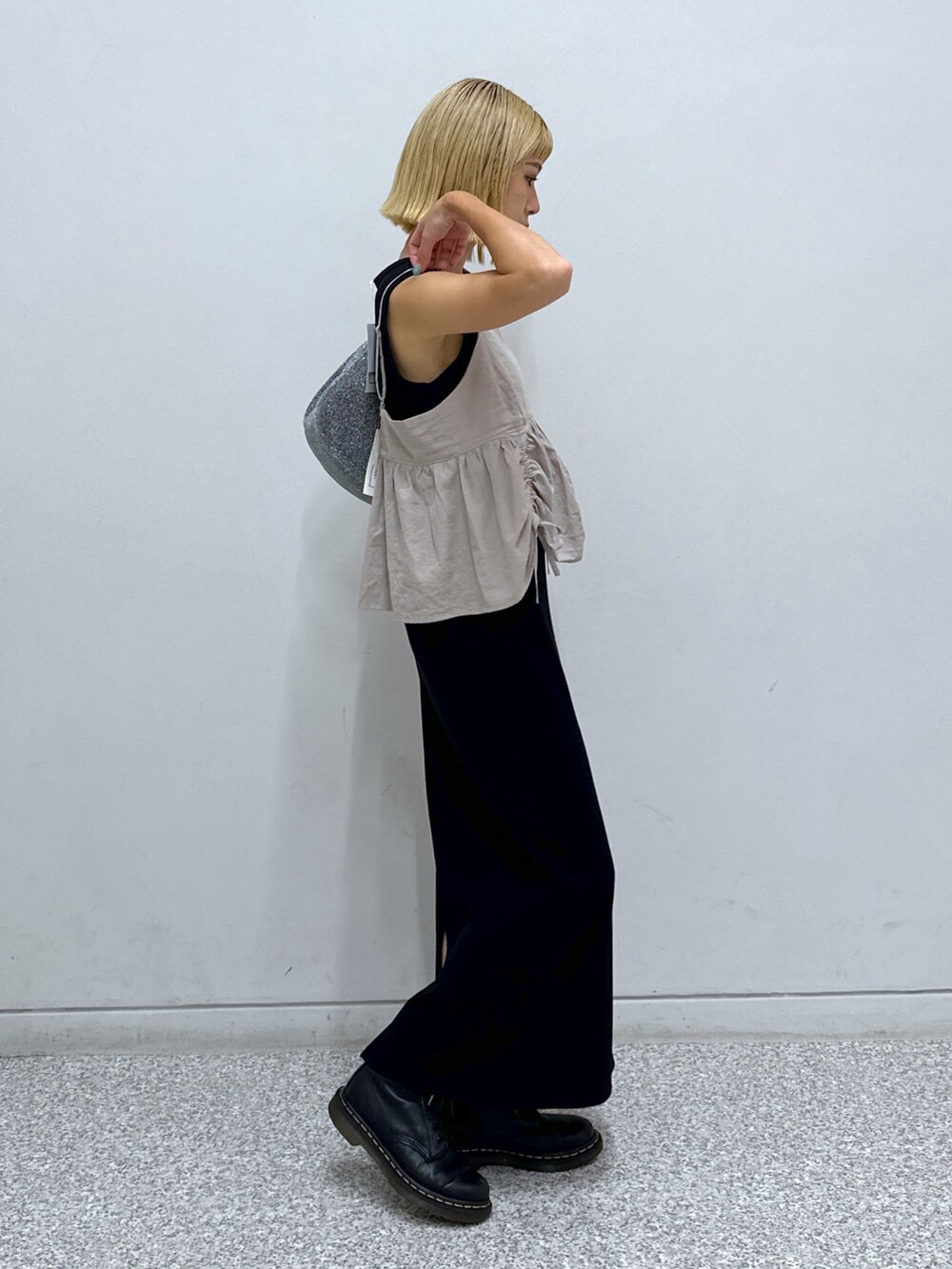 グレー系のシャツ/ブラウス、ブラック系のワンピース、シルバー系のハンドバッグを着用したレディースの夏コーディネートの2枚目の写真