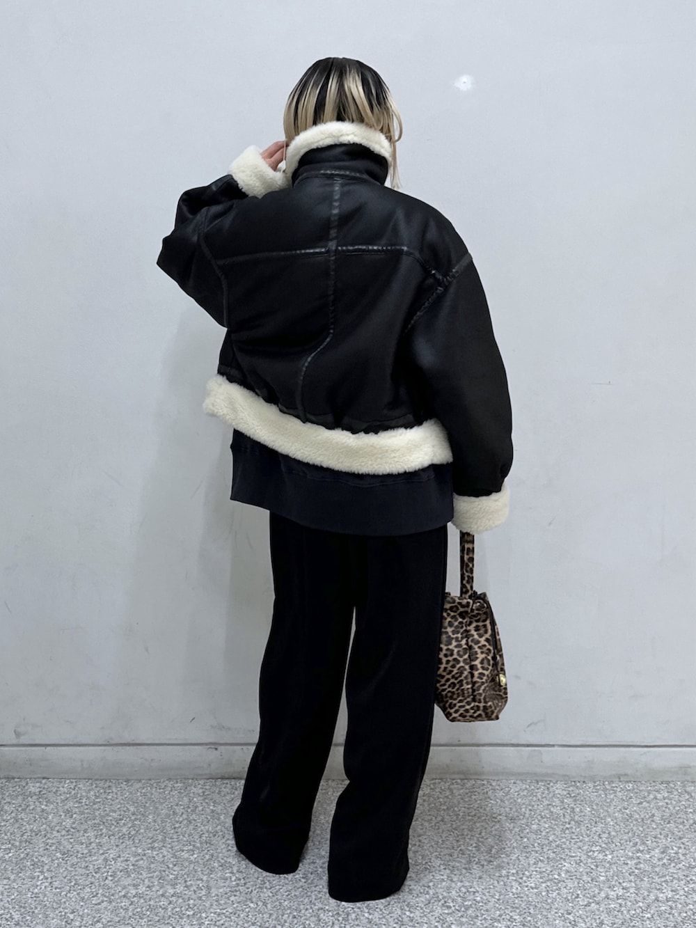 ブラック系のブルゾン、ブラック系のスウェット、ブラック系のその他パンツを着用したレディースの秋コーディネートの3枚目の写真