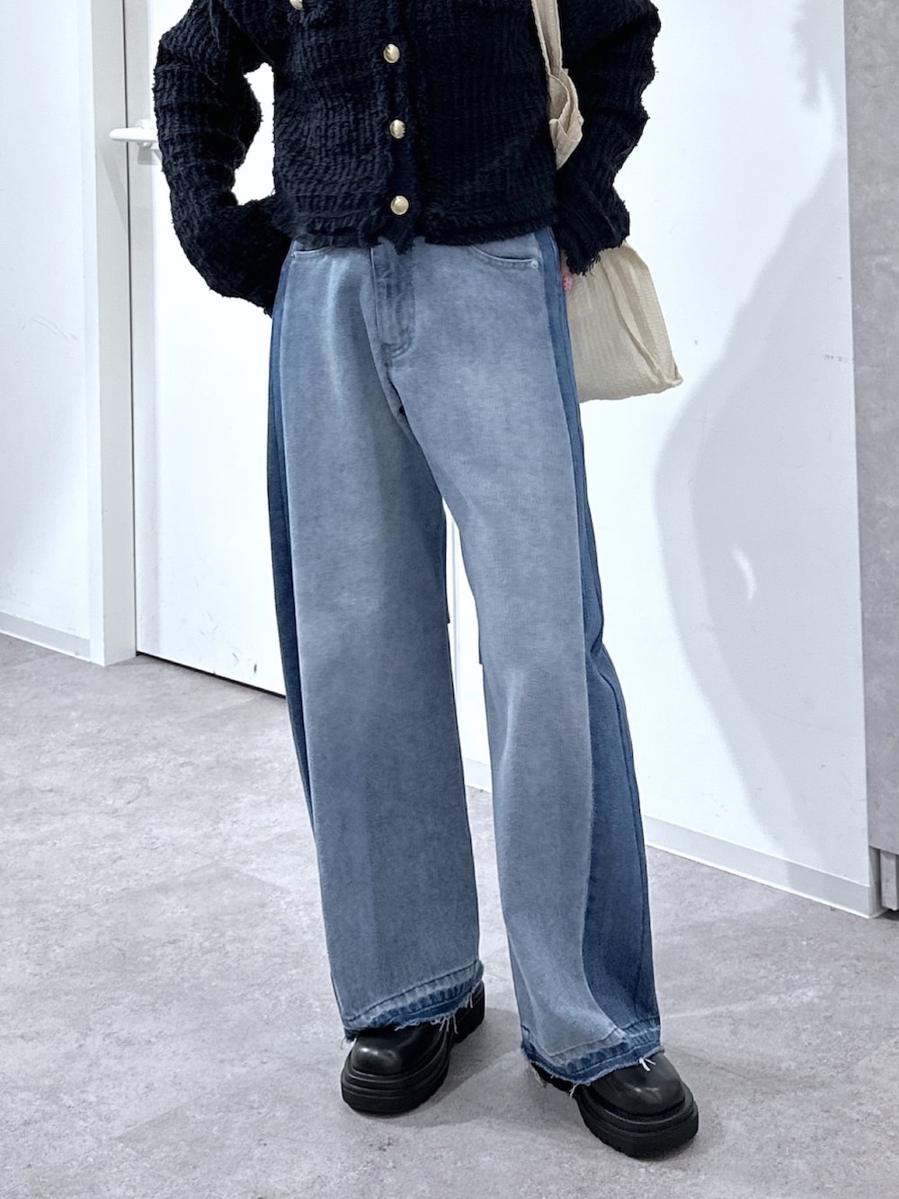 ブルー系のニット/セーター、ブルー系のその他パンツ、ホワイト系のトートバッグを着用したレディースの春コーディネートの6枚目の写真