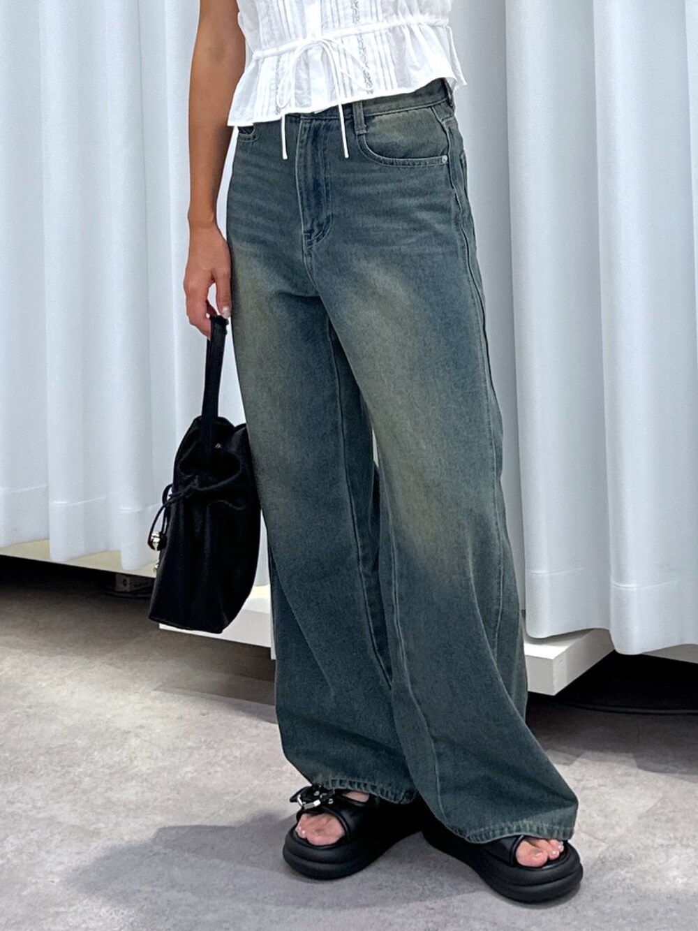 ホワイト系のシャツ/ブラウス、ブルー系のデニムパンツ、ブラック系のショルダーバッグを着用したレディースの夏コーディネートの7枚目の写真