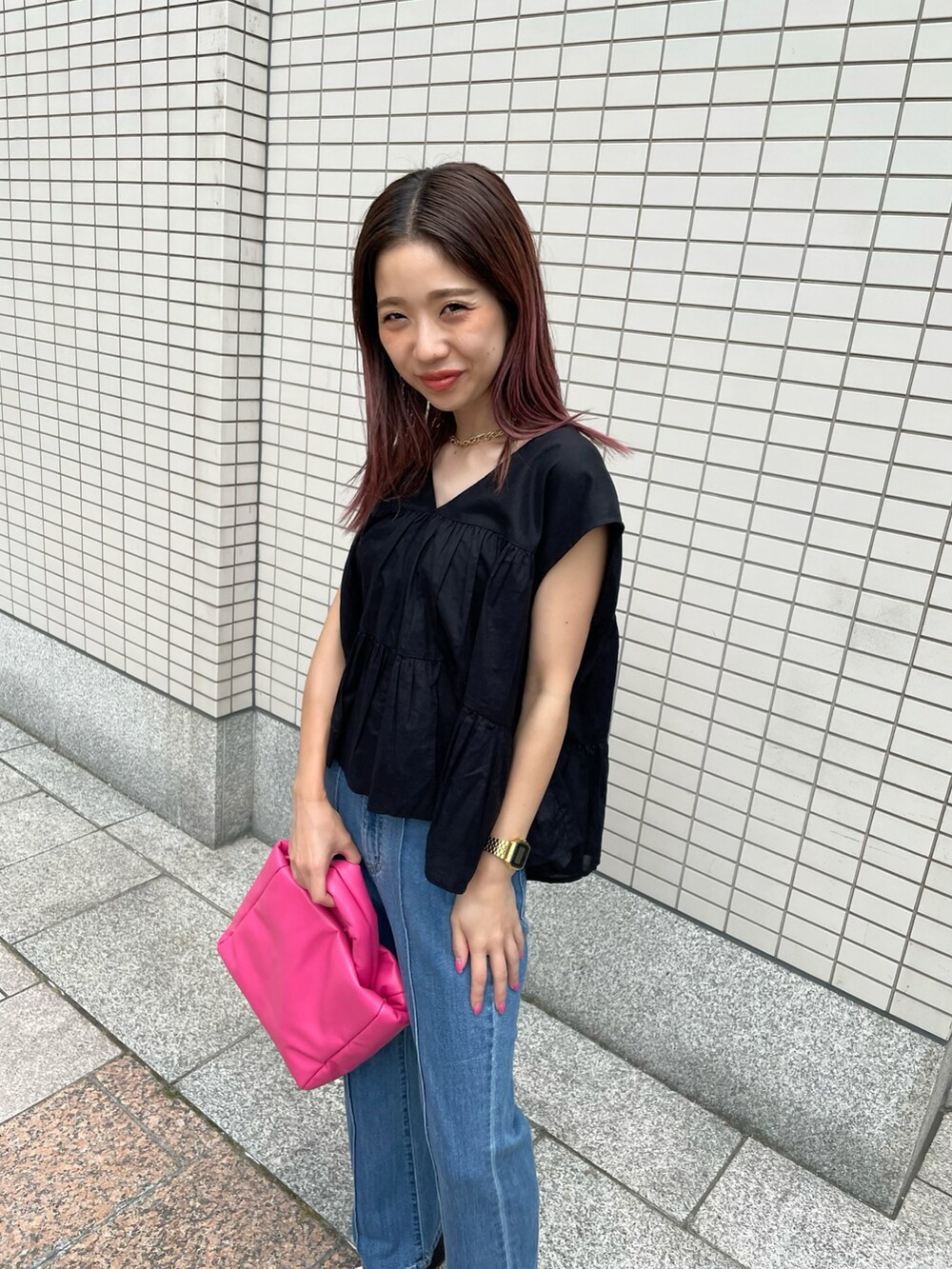 ホワイト系のサンダル、ブルー系のデニムパンツ、ピンク系のショルダーバッグを着用したレディースの夏コーディネートの3枚目の写真