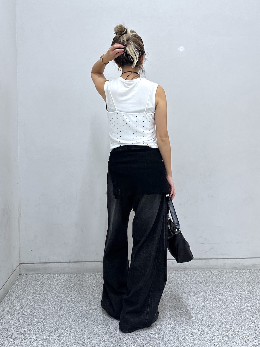 ホワイト系のTシャツ/カットソー、ブラック系のデニムパンツ、ブラック系のTシャツ/カットソーを着用したレディースの夏コーディネートの3枚目の写真