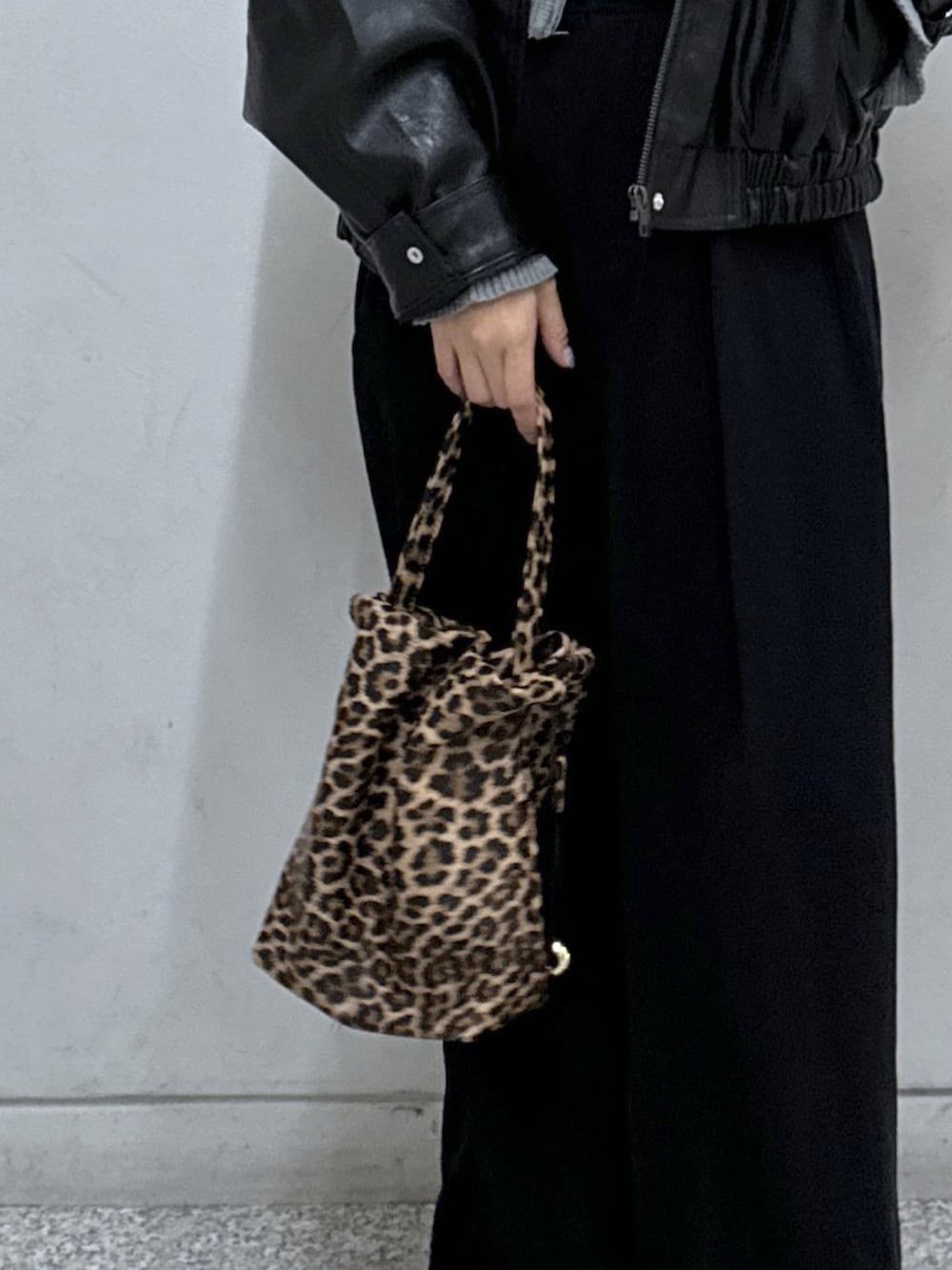 グレー系のニット/セーター、ブラック系のブルゾン、ブラック系のその他パンツを着用したレディースの秋コーディネートの7枚目の写真