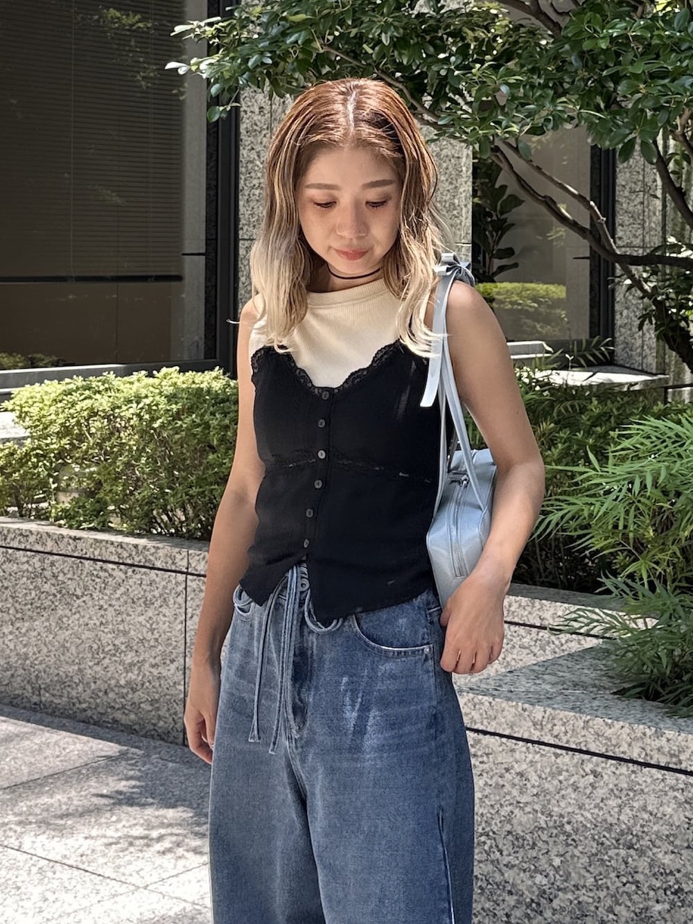ブラック系のTシャツ/カットソー、ホワイト系のTシャツ/カットソー、ブルー系のショルダーバッグを着用したレディースの夏コーディネートの4枚目の写真