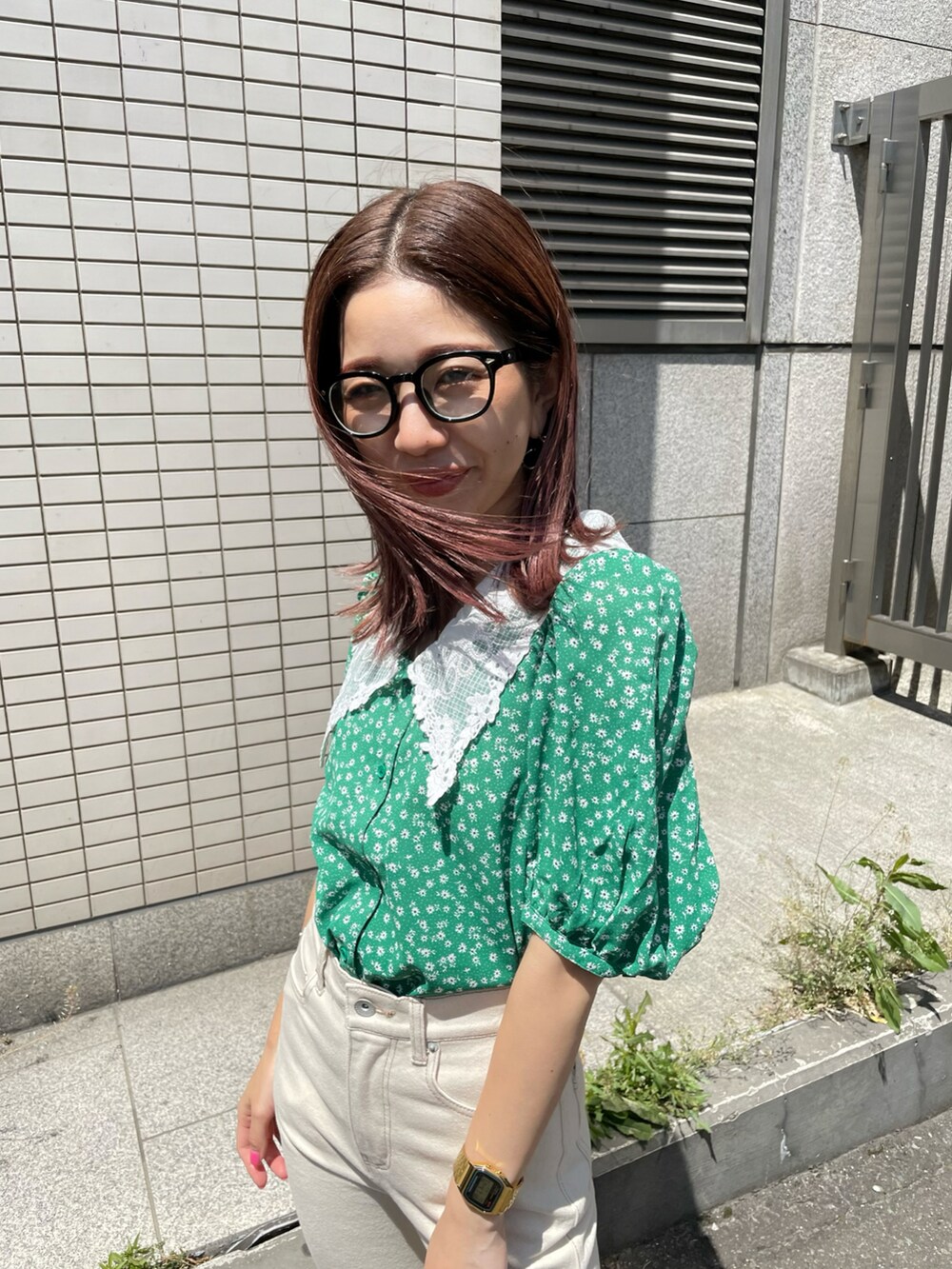 ホワイト系のデニムパンツ、ブラック系のサンダル、ブラック系のトートバッグを着用したレディースの夏コーディネートの2枚目の写真