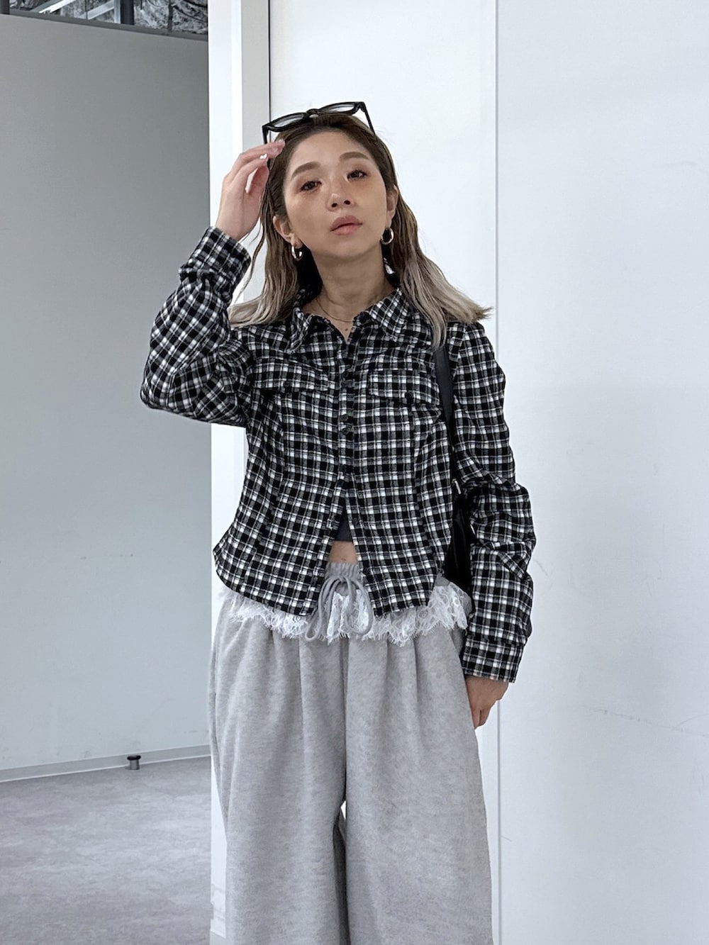ブラック系のシャツ/ブラウス、グレー系のその他パンツ、ブラック系のショルダーバッグを着用したレディースの秋コーディネートの4枚目の写真