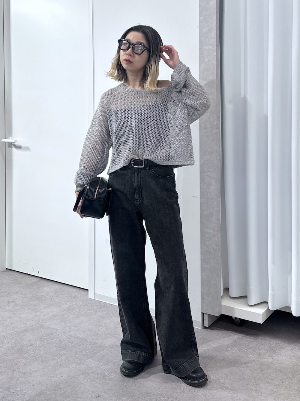 ブラック系のデニムパンツ、グレー系のニット/セーター、ブラック系のキャミソールを着用したレディースの春コーディネートの8枚目の写真