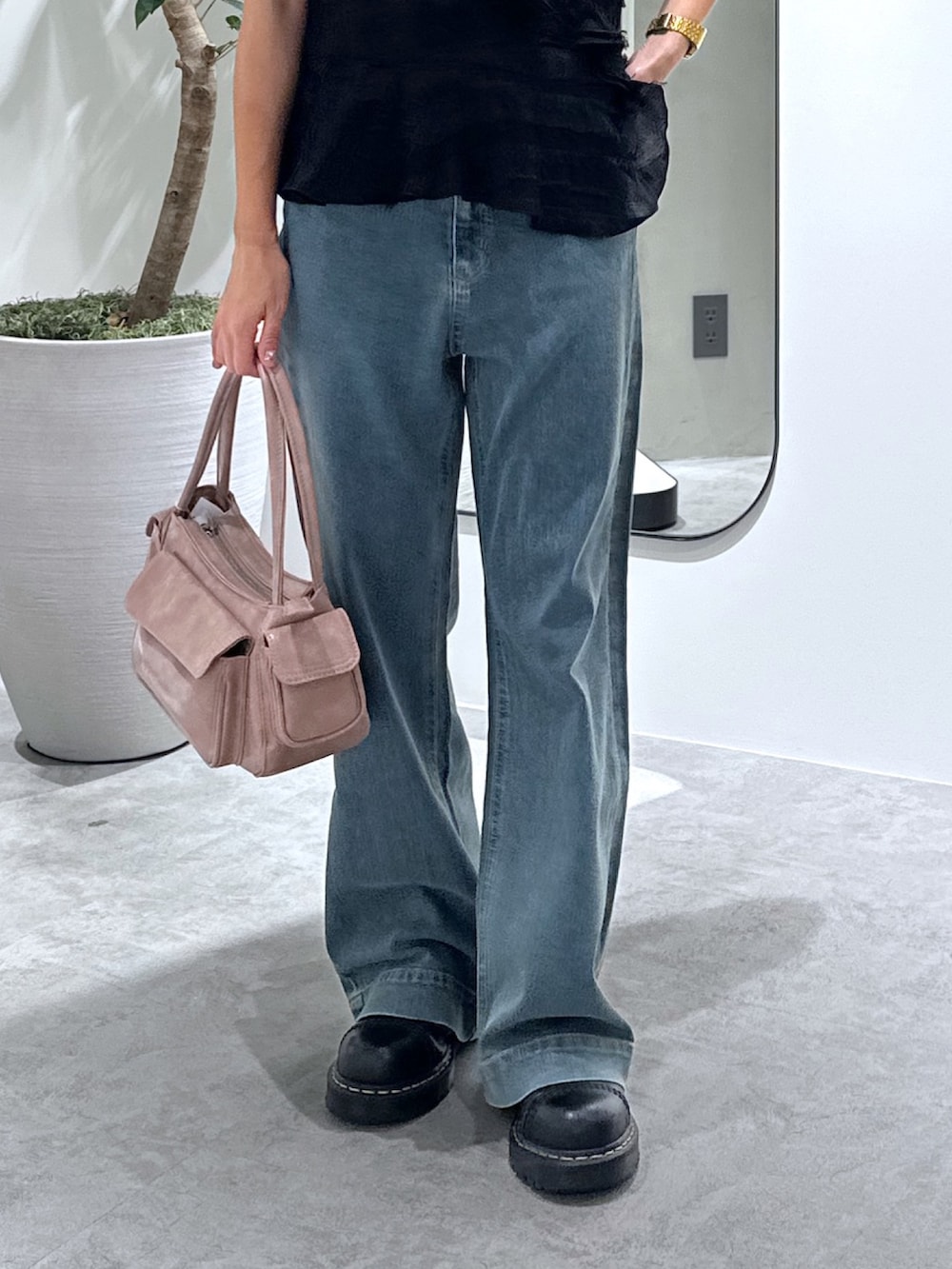 ブラック系のシャツ/ブラウス、ホワイト系のTシャツ/カットソー、ブルー系のデニムパンツを着用したレディースの夏コーディネートの7枚目の写真